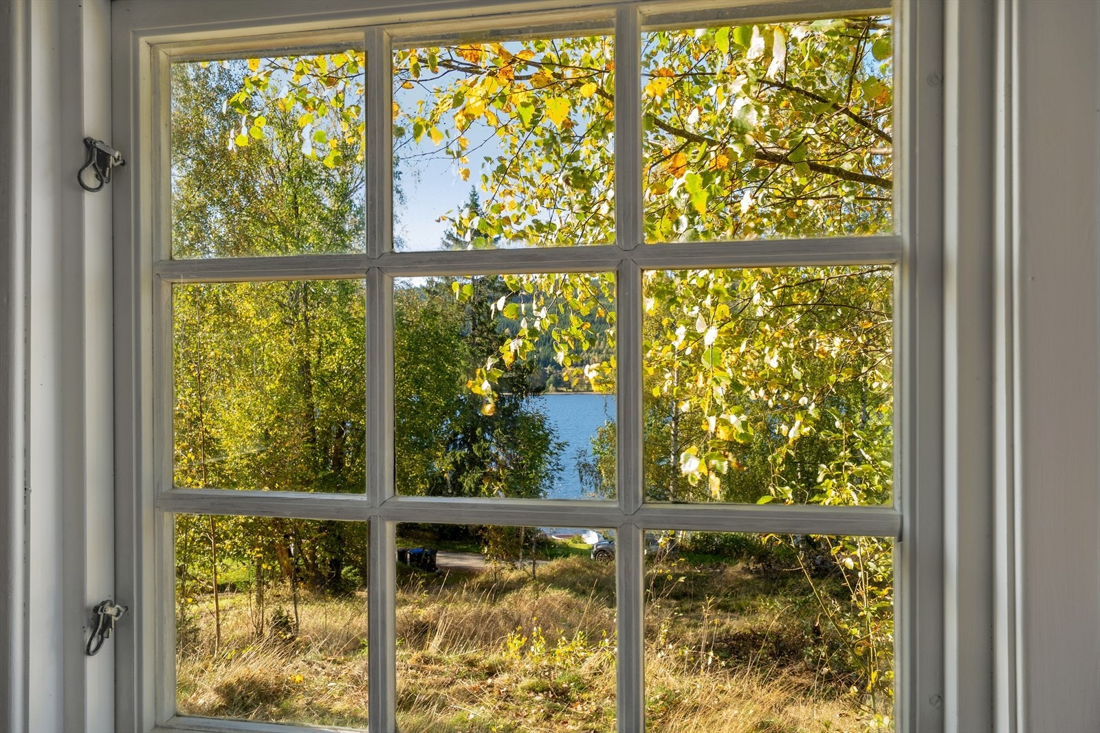 Det er noe utsikt mot Sigernessjøen. Galleribilde