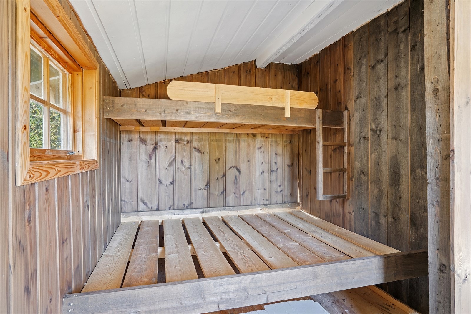 Soveallkove med plassbygget køyeseng. Galleribilde