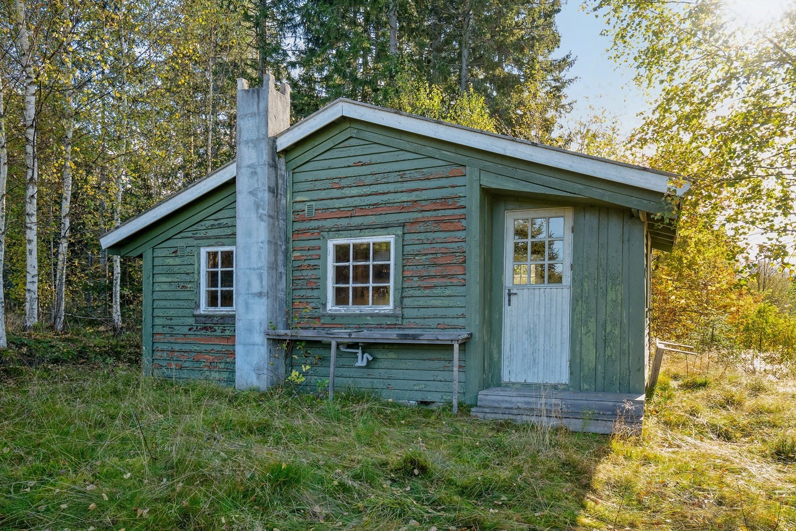 På eiendommen står en liten, eldre hytte som er i dårlig forfatning, og det er behov for full rehabilitering eller rivning. Galleribilde