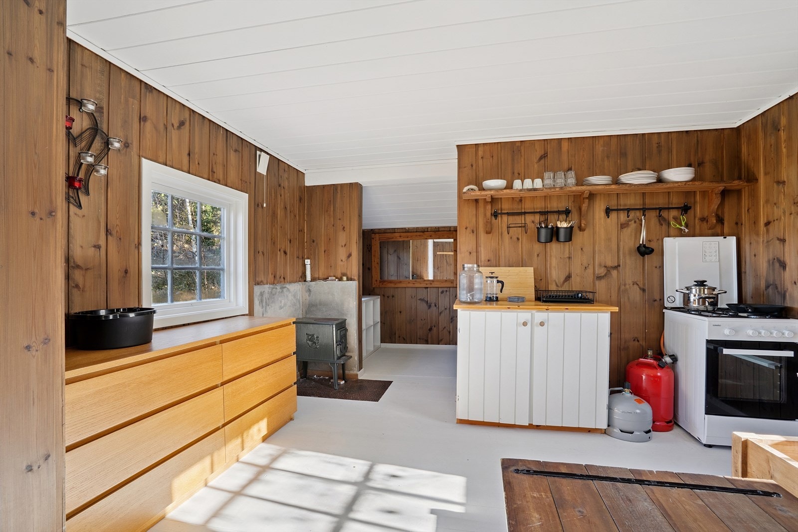 Hytta på ca 23 kvm inneholder ett rom med kjøkkeninnredning og sovealkove. Galleribilde