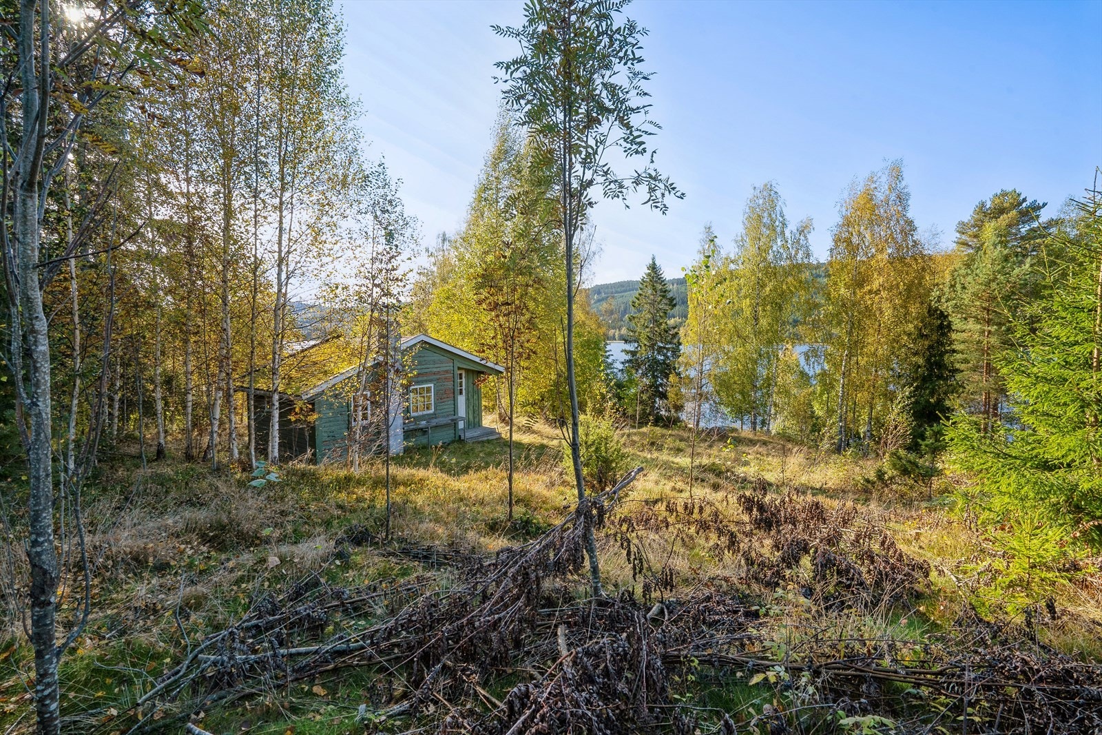 Det er ikke adkomstvei til hytta, så man parkerer i veien rett nedenfor. Galleribilde