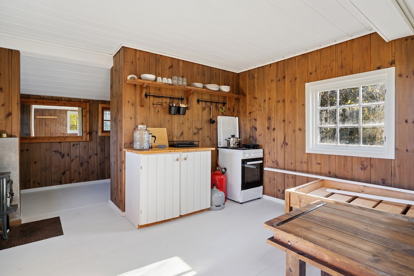 Det er ikke innlagt strøm, vann og avløp. Det er vedovn. Galleribilde