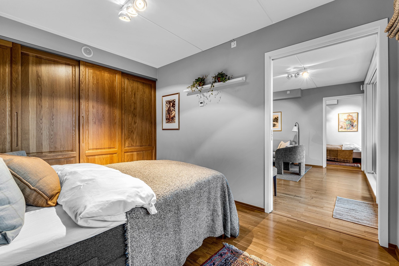 Romslig hovedsoverom, med god plass til stor garderobe og dobbeltseng. Galleribilde