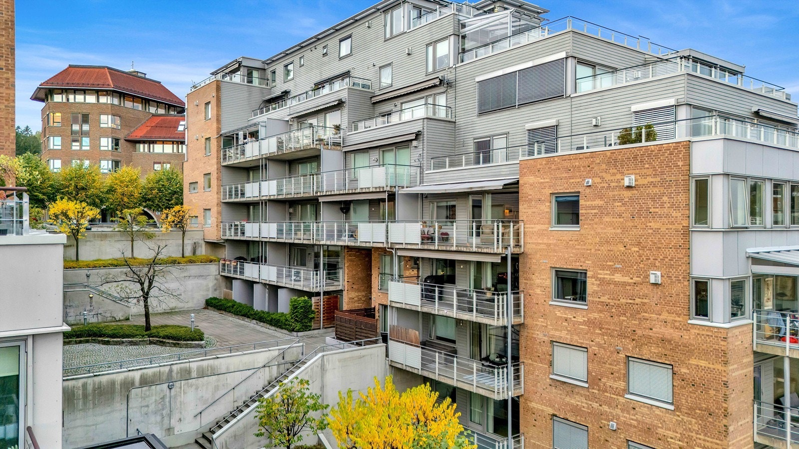 En lys og trivelig leilighet med god planløsning og en romslig balkong med fint utsyn. Leiligheten ligger fredelig til midt i Sandvika, med heis direkte til Sandvika Storsenter - tøffelavstand til alt av butikker, serveringssteder, apotek m.m. Galleribilde