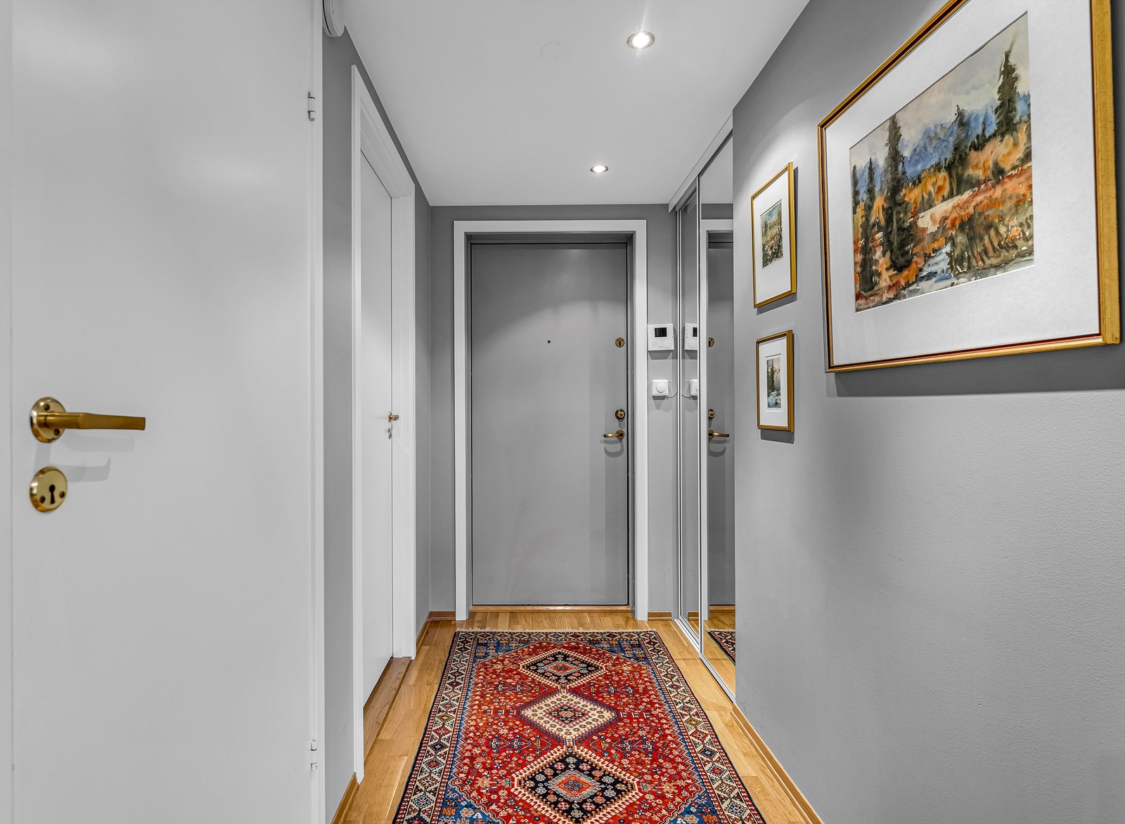 Innbydende og romslig entré med god plass til å henge fra seg yttertøy og sko. Galleribilde
