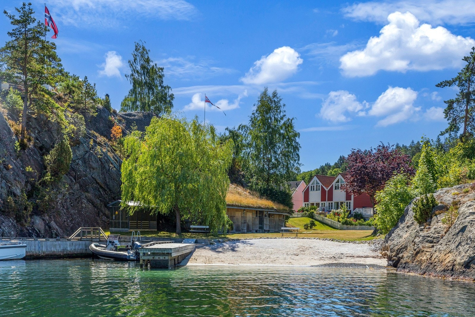 Til området er det en fin strand Galleribilde