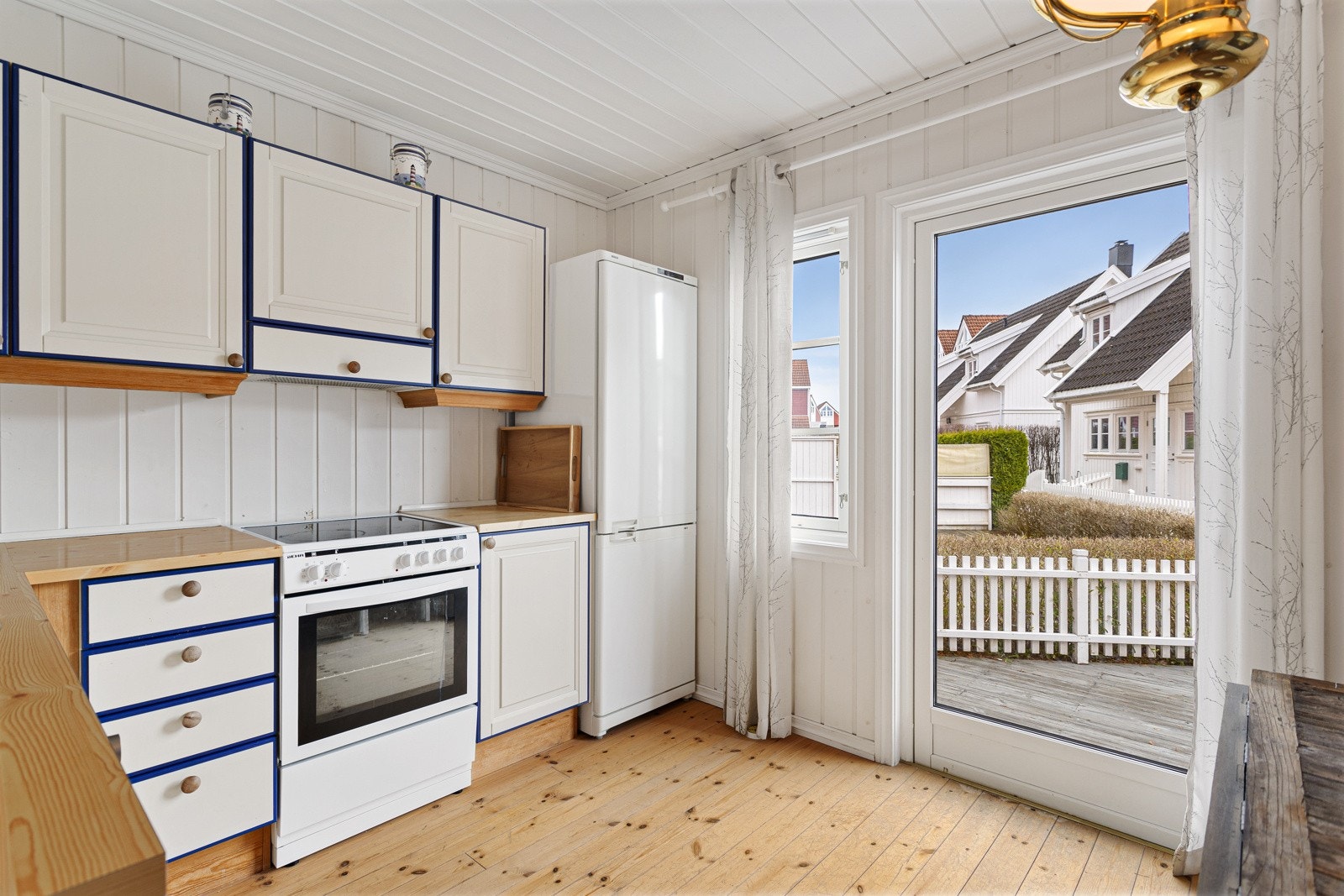 Hyggelig kjøkken, med utgang til fin platting Galleribilde