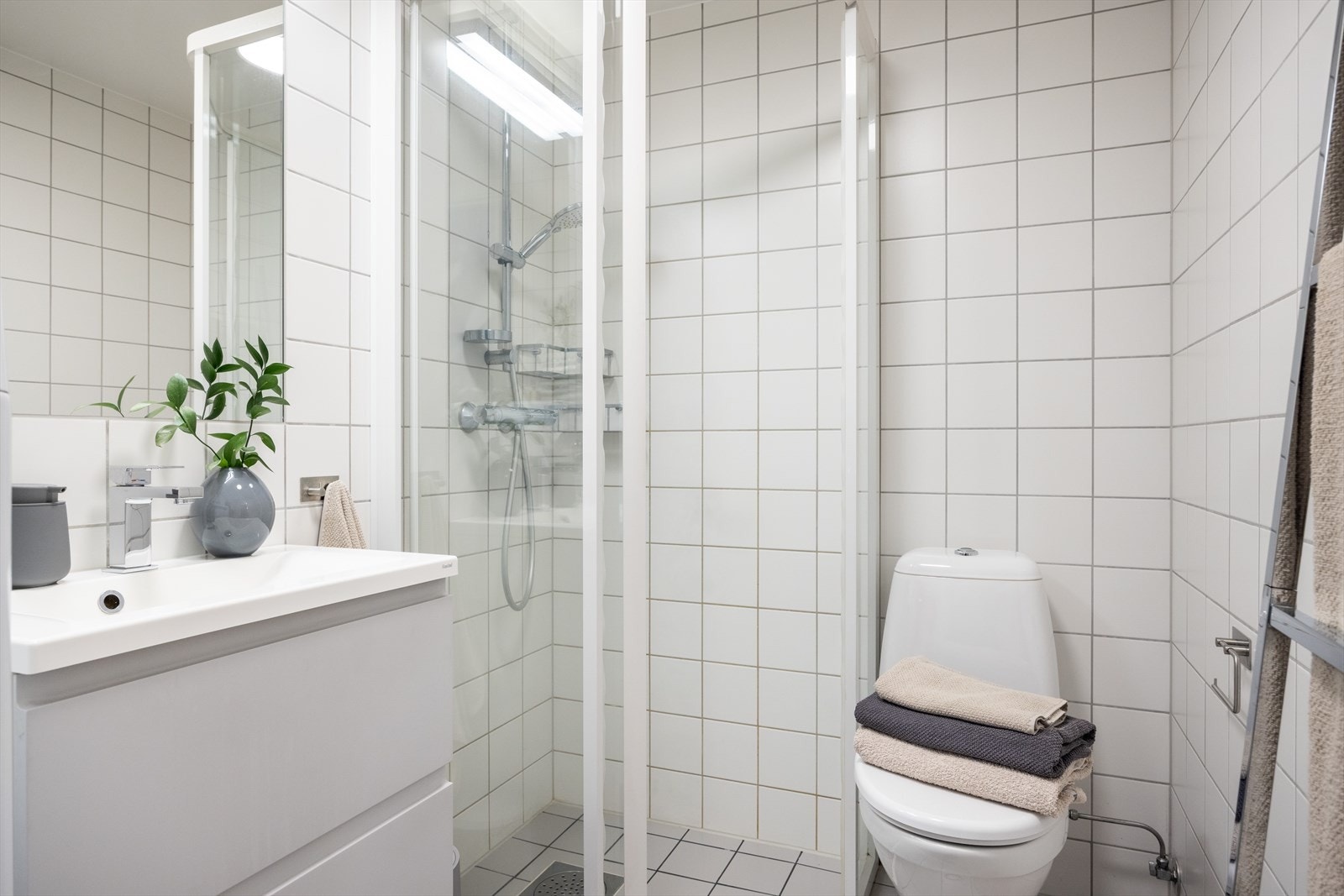 - Baderommet har opplegg for vaskemaskin og er ventilert med mekanisk avtrekk - Galleribilde