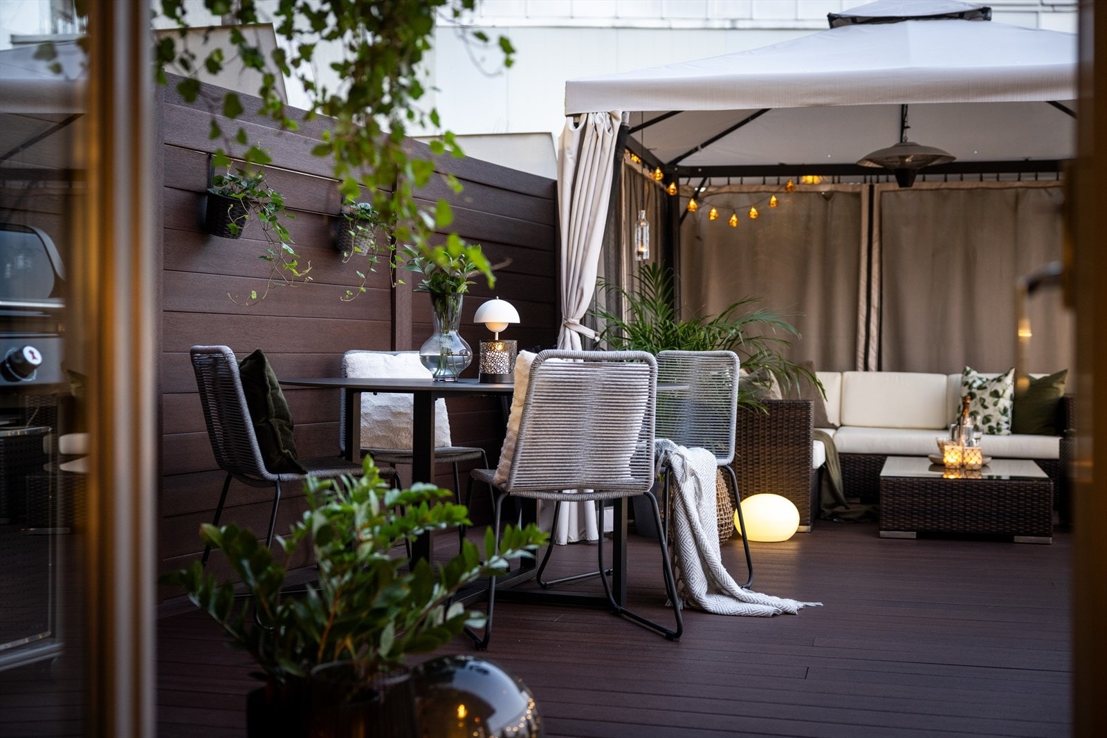 - Levegg i samme komposittmateriale skaper en lun ramme rund terrassen - Galleribilde