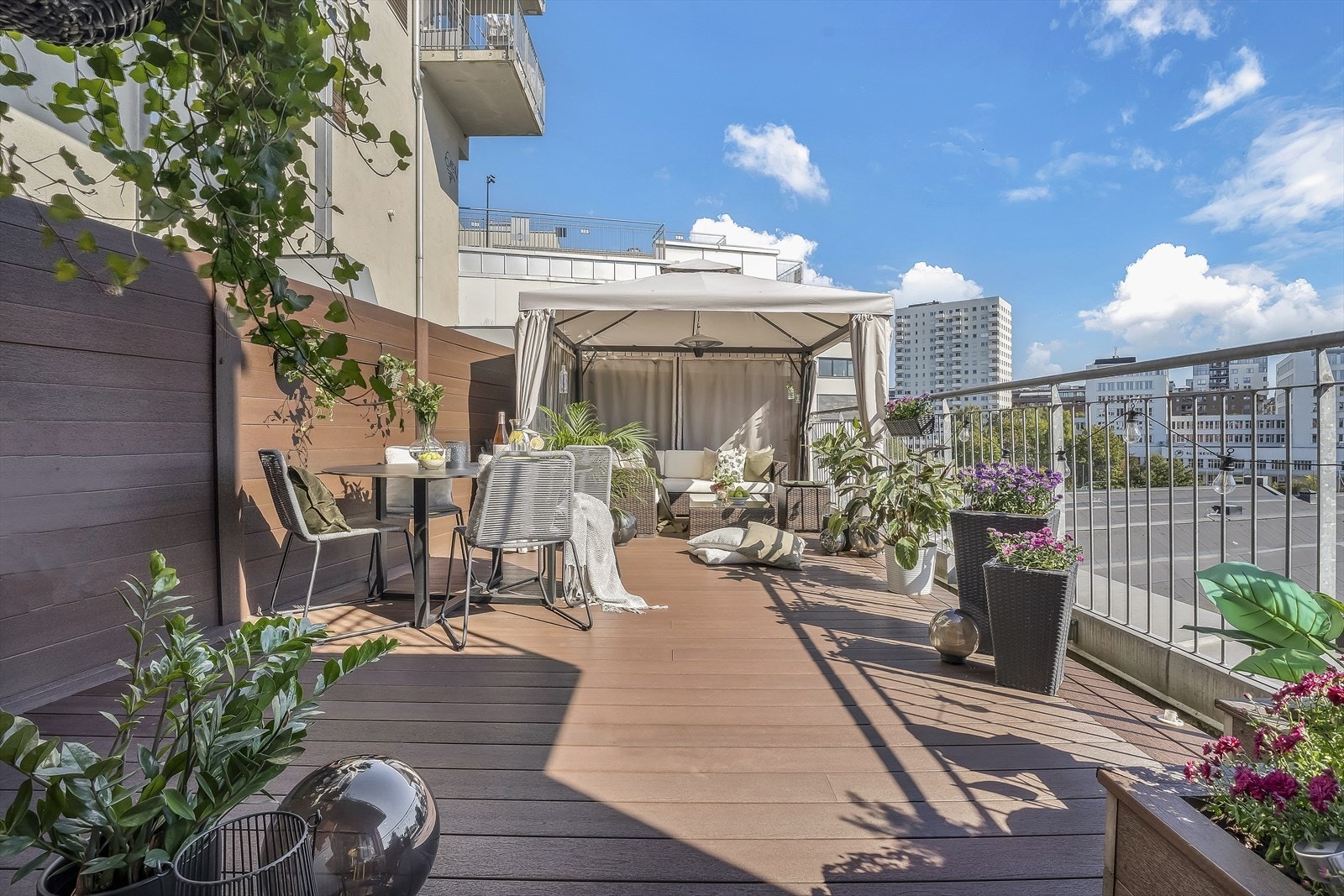 - Leiligheten har en stor takterrasse på 33 kvm - Galleribilde