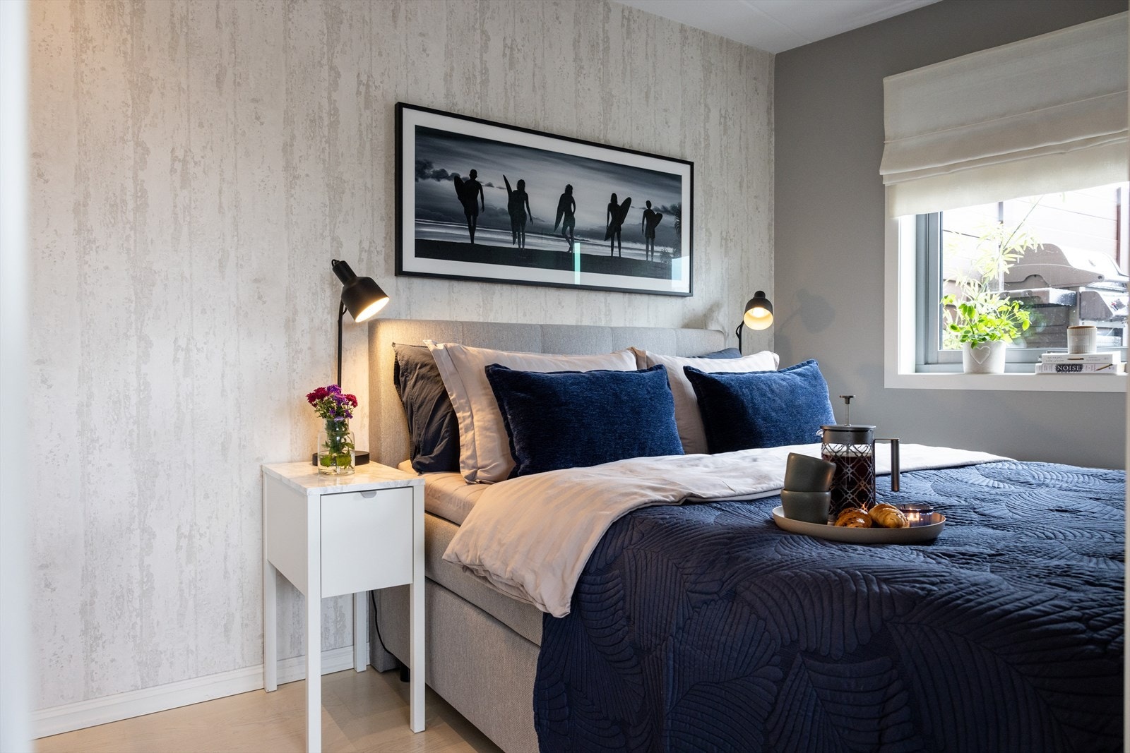 - Romslig hovedsoverom med god plass til dobbeltseng med tilhørende nattbord - Galleribilde