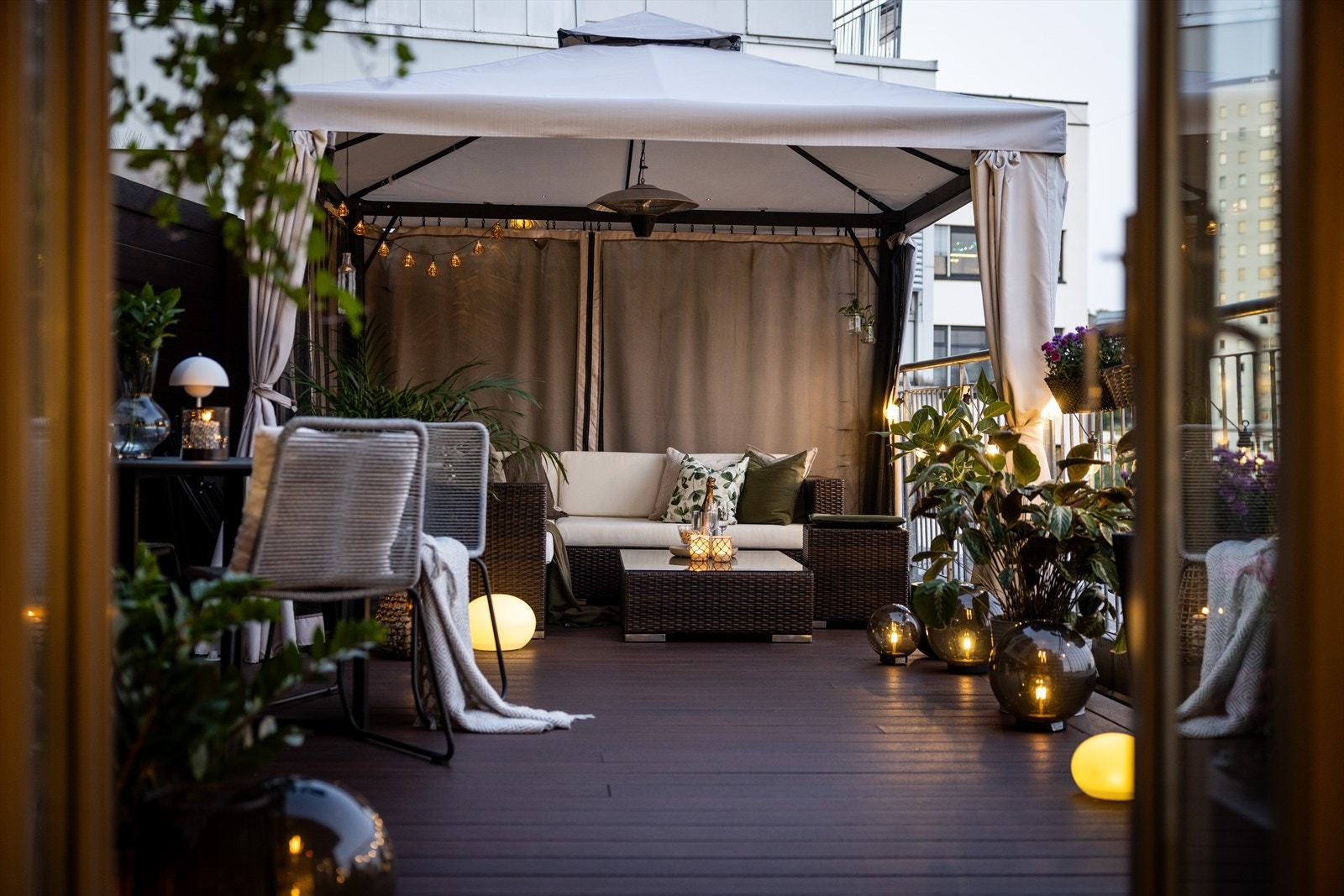 - Kompositt terrassebord sikrer en varig og stilren terrasse uten behov for beis/ olje - Galleribilde