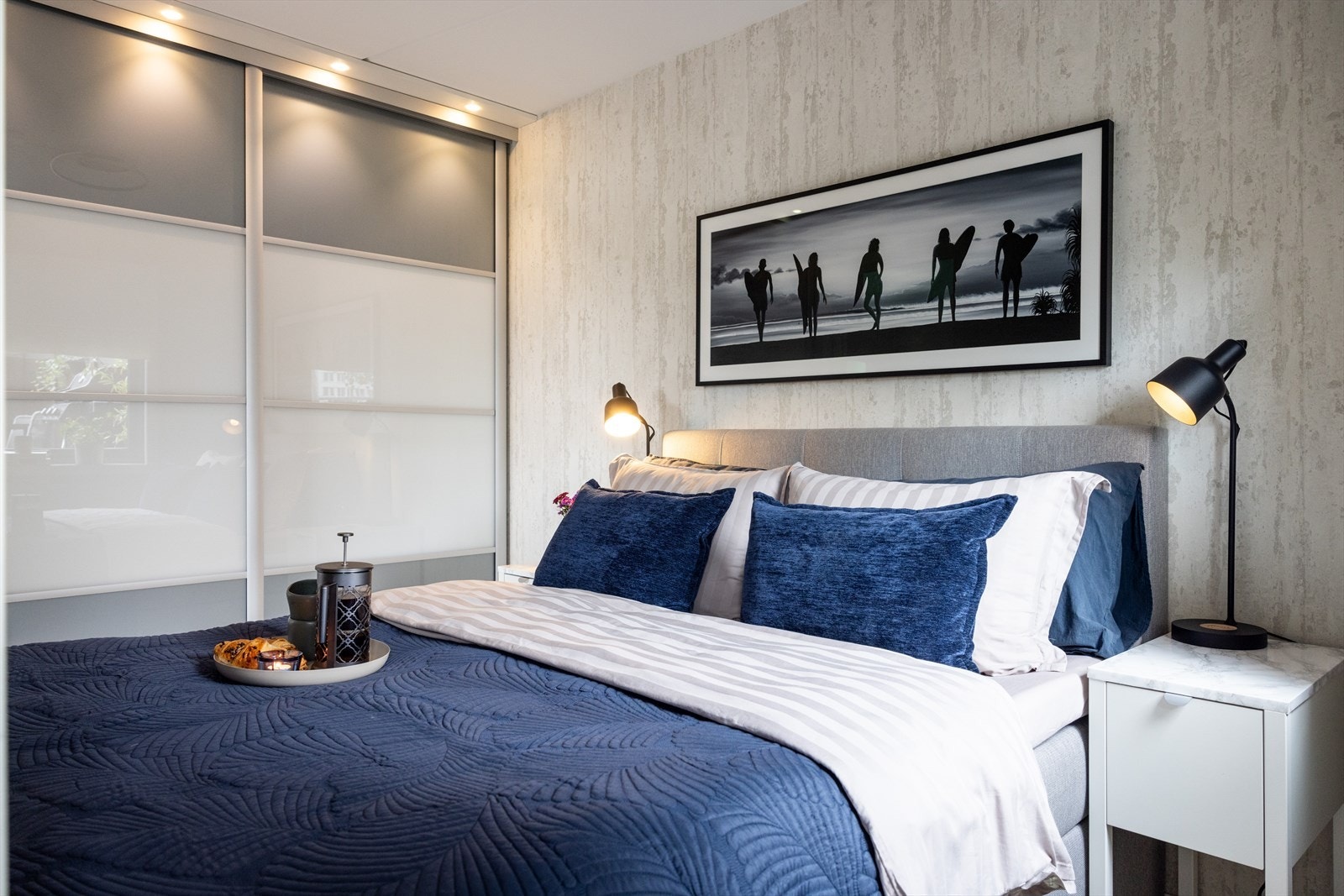 - Mye oppbevaringsplass i skyvedørsgarderobe - Galleribilde