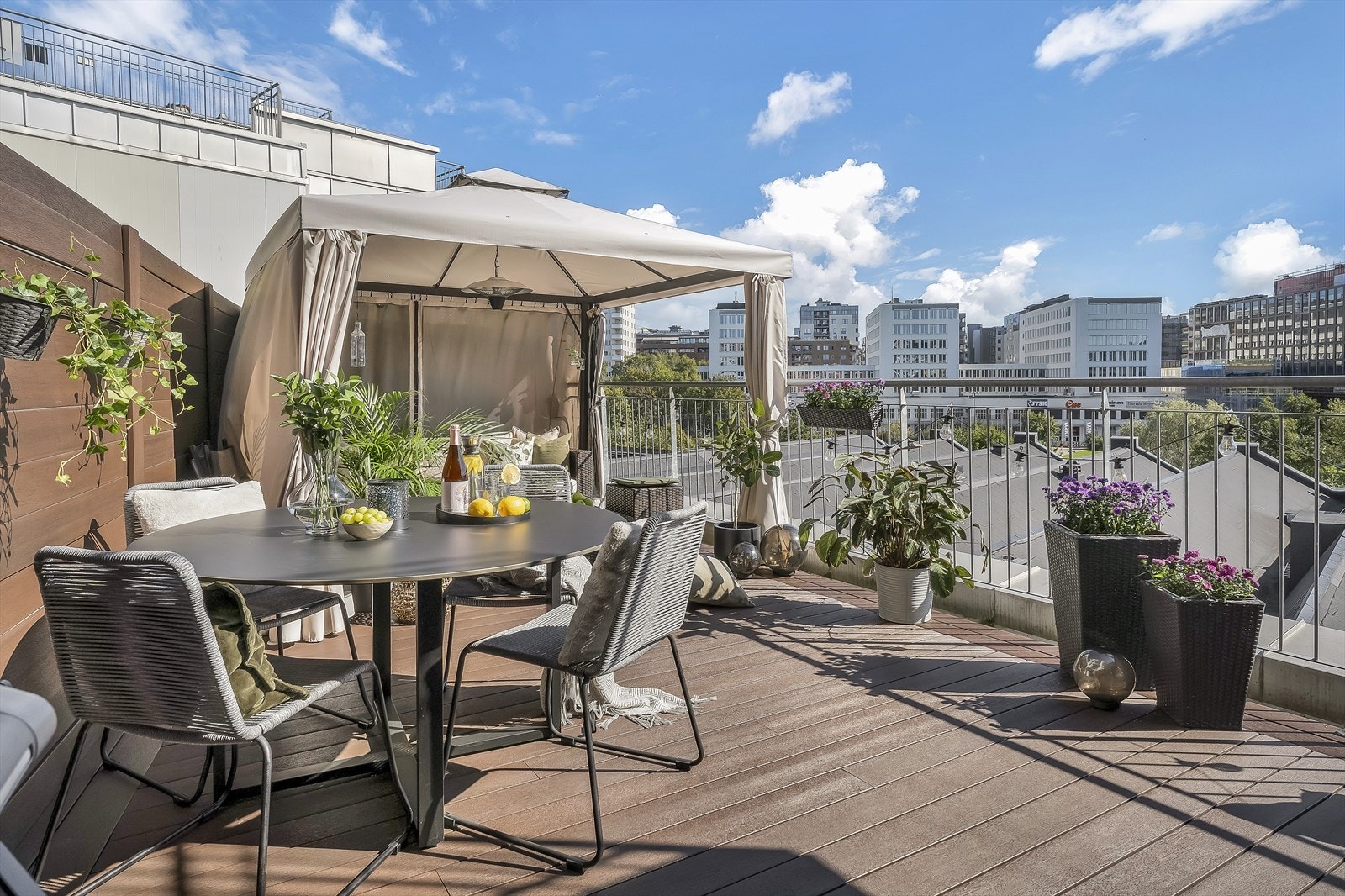 - Takterrassen har god plass til sittegrupper og grill - Galleribilde