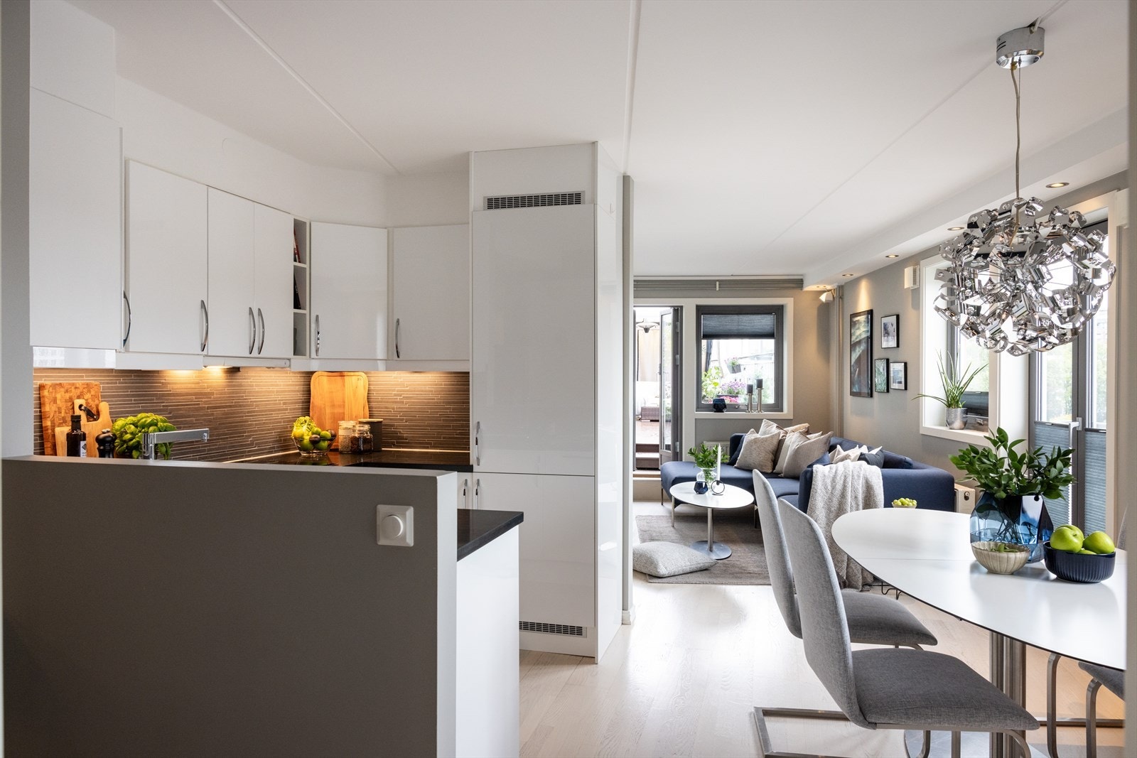 - IKEA-kjøkken fra 2012 med åpen løsning mot stuen - Galleribilde