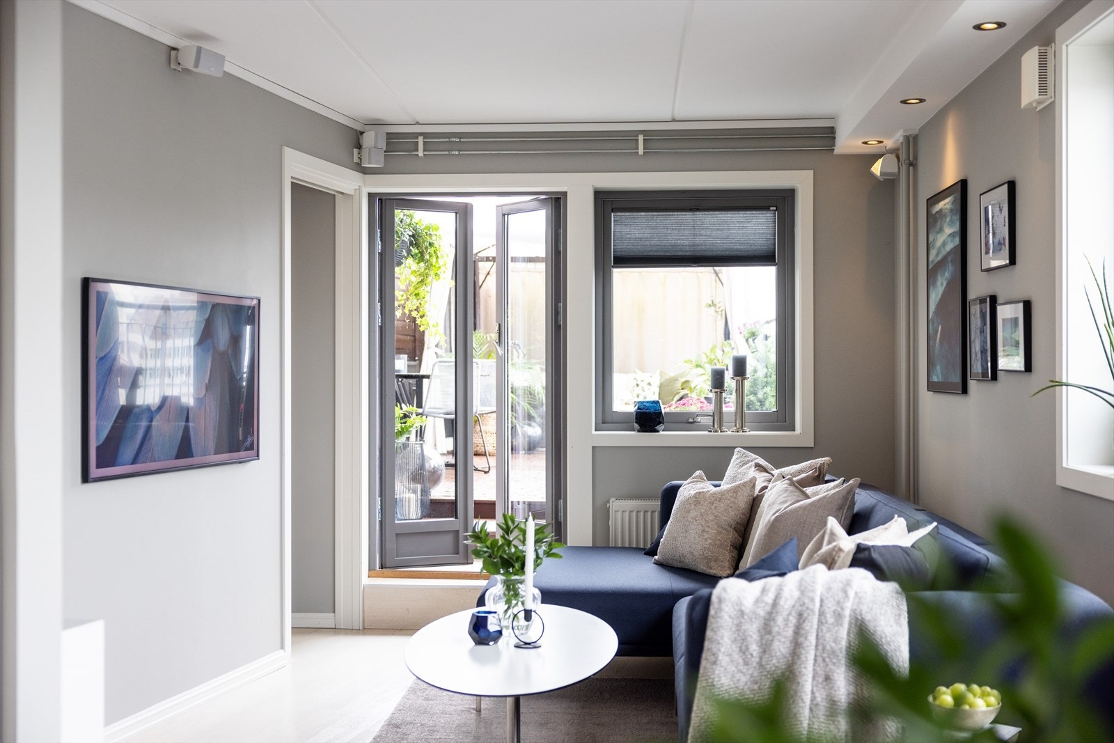 - Leiligheten er malt i delikate og tidsriktige farger - Galleribilde