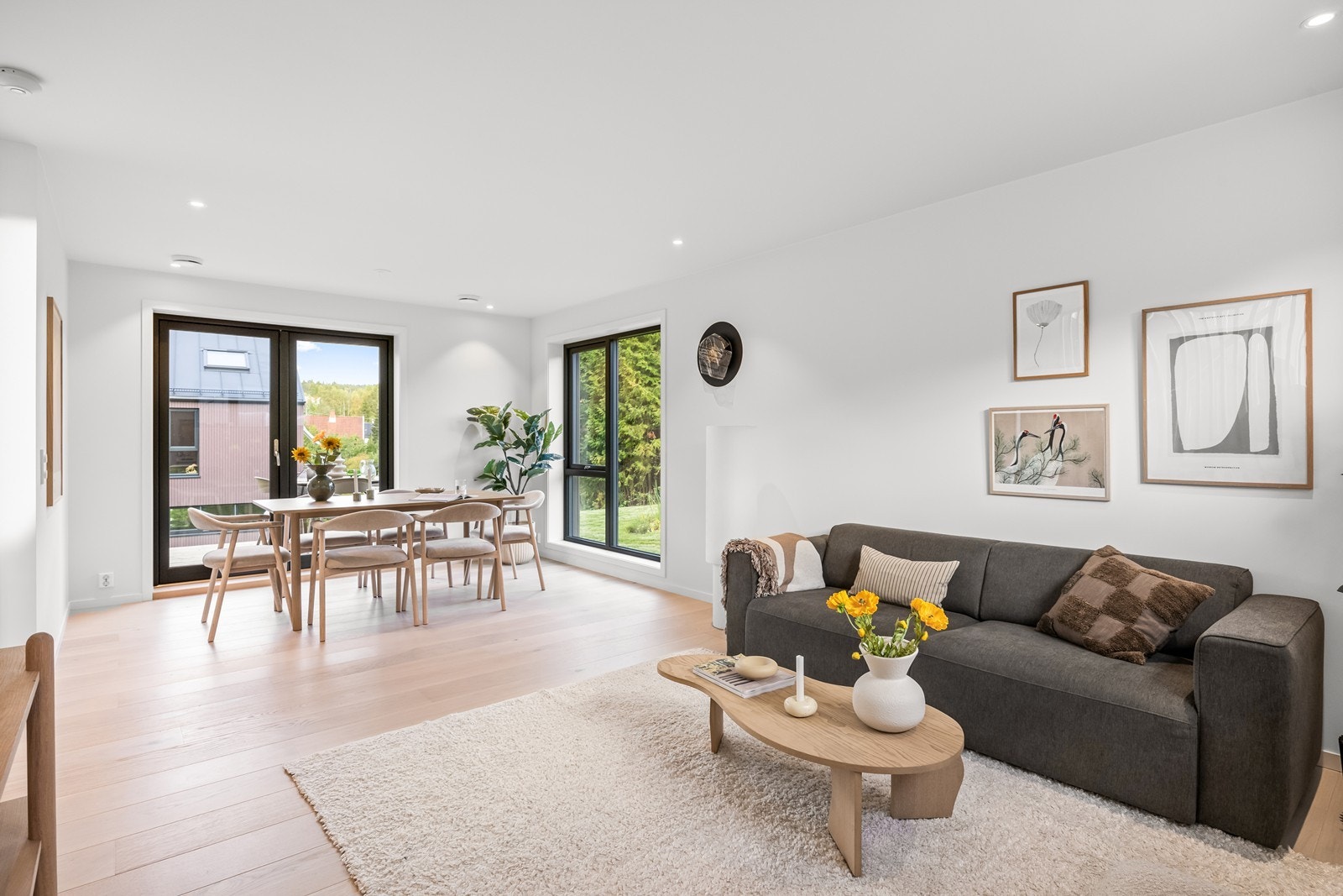 Det er utgang fra spisestuen til hyggelig uteområde med markterrasse og gode solforhold Galleribilde