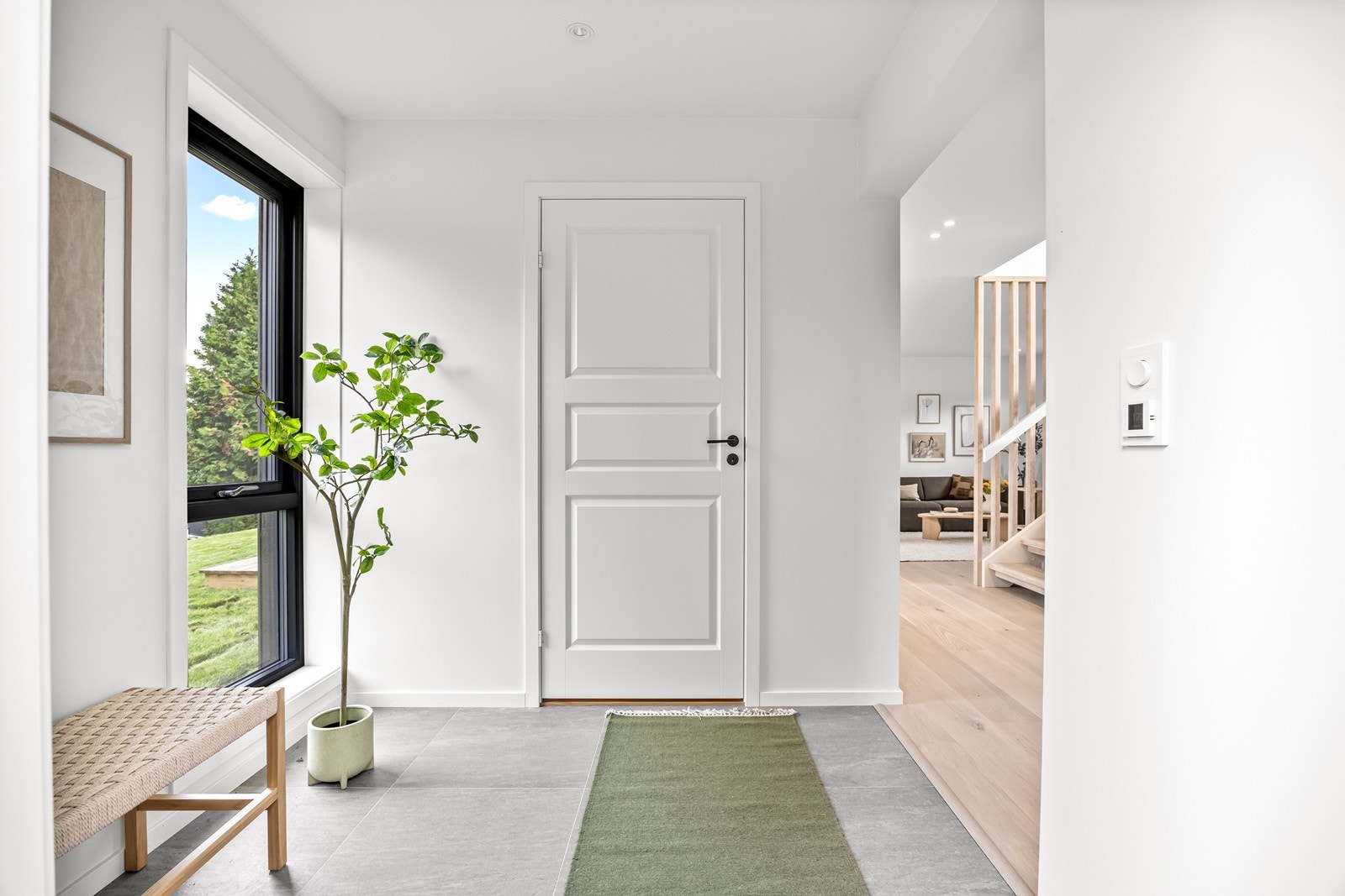 Flislagt gulv i entreen med varme i gulv Galleribilde