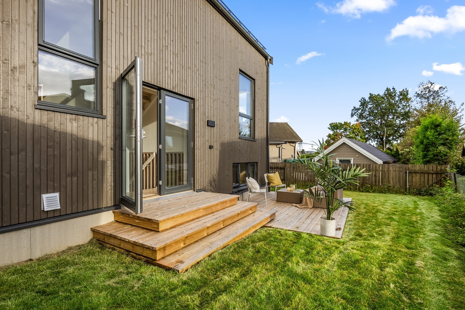 Markterrasse med utgang fra halvetasje mellom 1. og 2.etasje Galleribilde