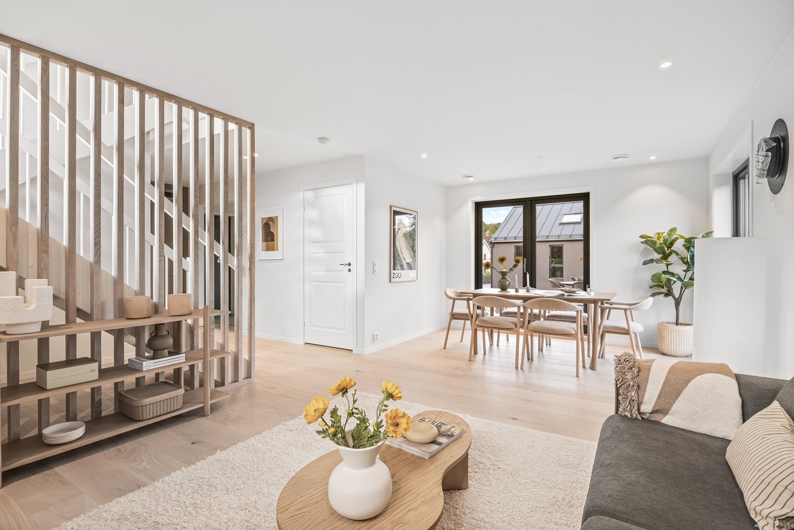 Flotte lyse flater med downlights i tak og enstavs eikeparkett (15mm) på gulv Galleribilde