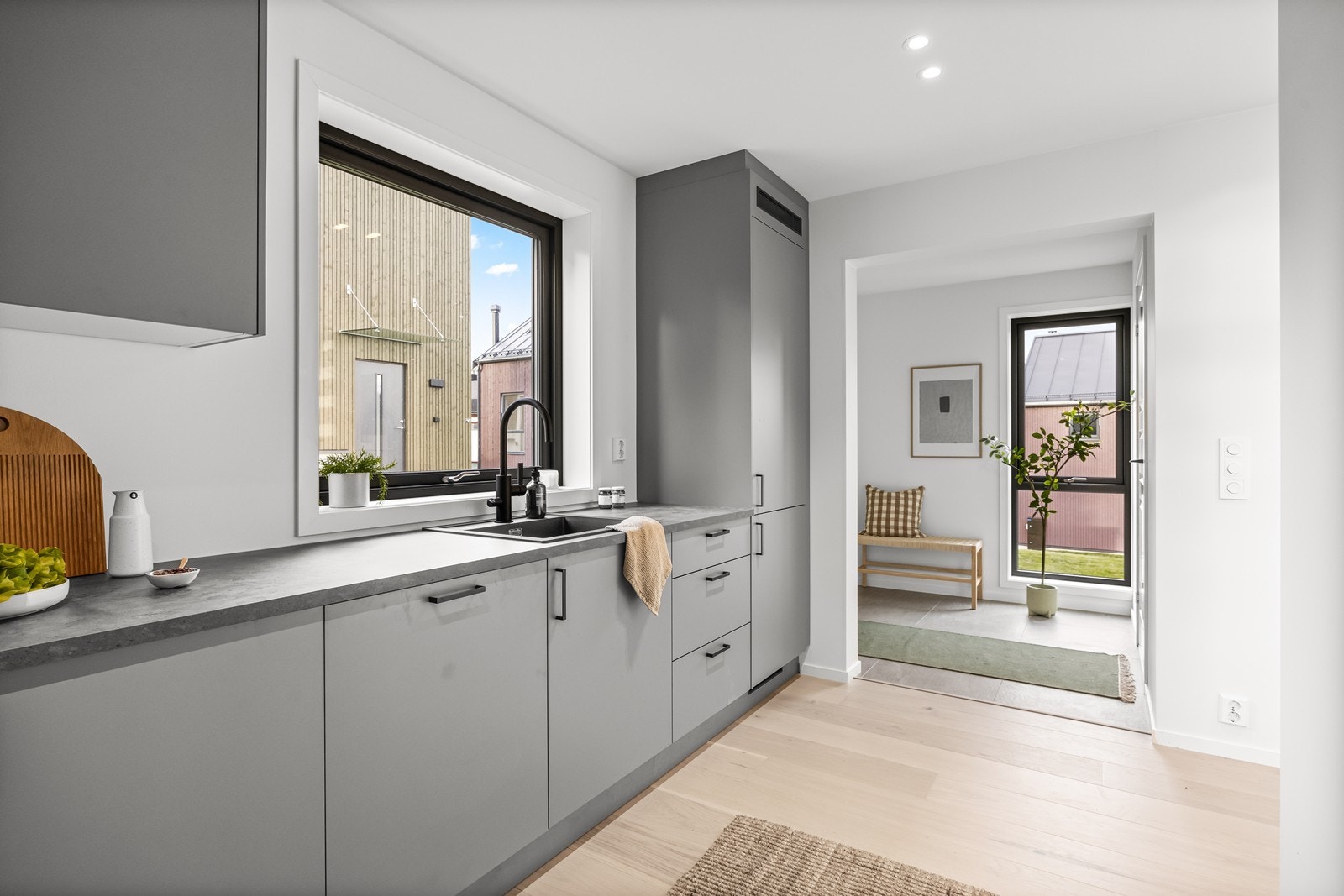 Kjøkken fra Strai kjøkken i Arendal. Integrerte hvitevarer følger Galleribilde