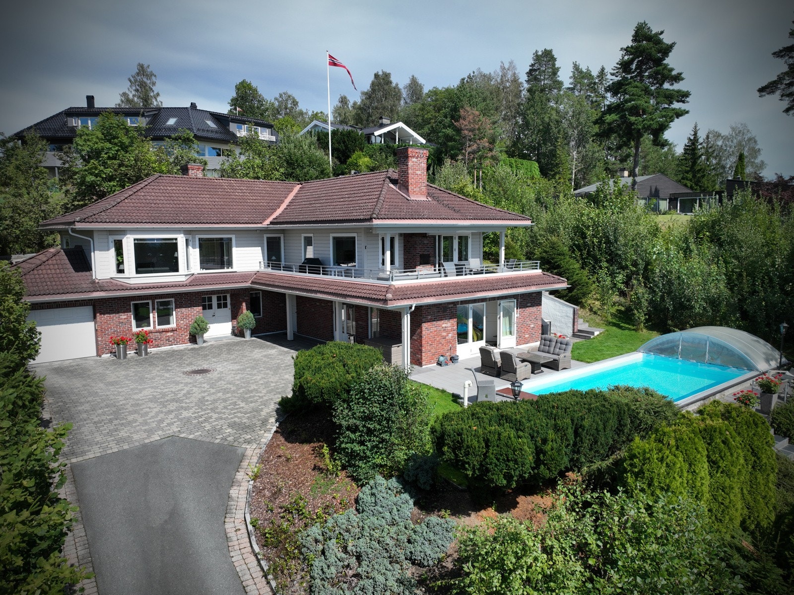 Boligen ligger høyt og fritt med gode solforhold og vid utsikt mot Konglungen helt til Håøya og Drøbaksundet samt Skaugumsåsen og Vardåsen Galleribilde