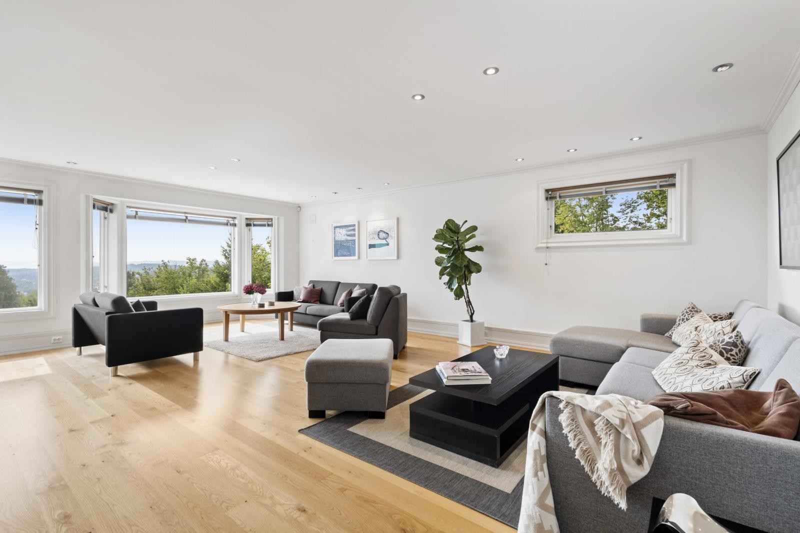 Stuen er av god størrelse og har god plass til flere sittegrupper. Flott utsikt til fjorden fra stuen. Galleribilde