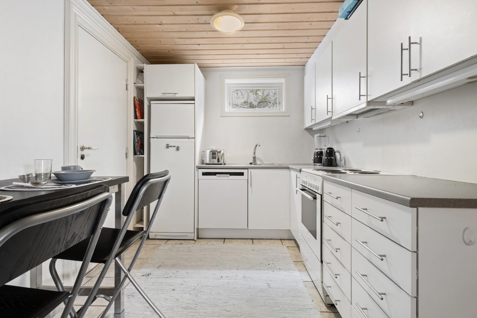 Leilighet med egen inngang. Leies pt ut for kr. 15.000,- per mnd. Galleribilde