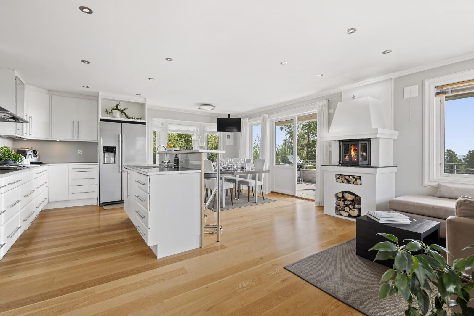 Romslig kjøkken med god plass til spisestue. Galleribilde