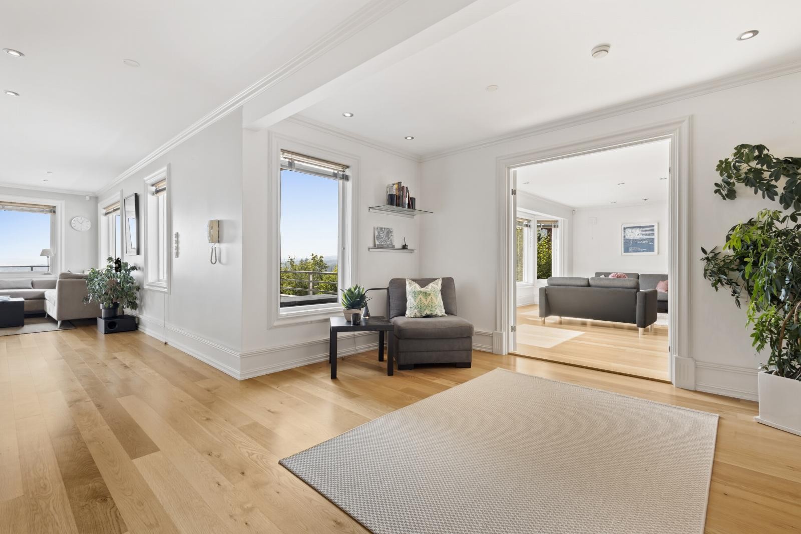 Hall første etasje. Profilerte tak og gulvlister er gjennomgående i boligen samt enstavs eikeparkett i hele hoveddelen med unntak av bad. Galleribilde