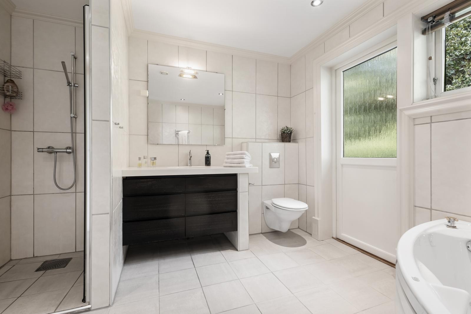 Godt med belysning på bad med downlights i tak samt lys integrert over speil. Praktisk utgang til hagen fra badet. Galleribilde