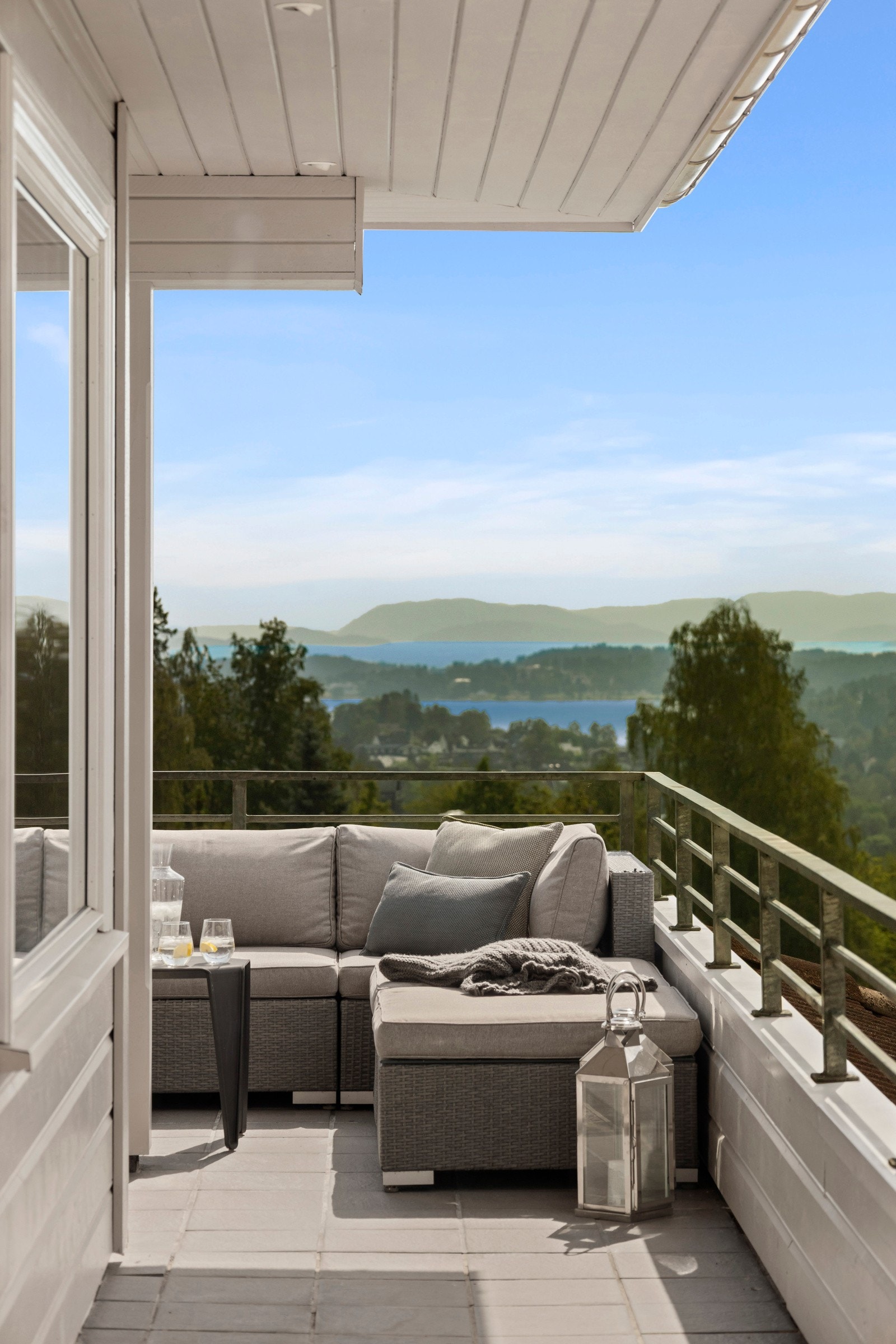 Utsikt fra hall i første etasje mot Konglungen og Håøya. Galleribilde