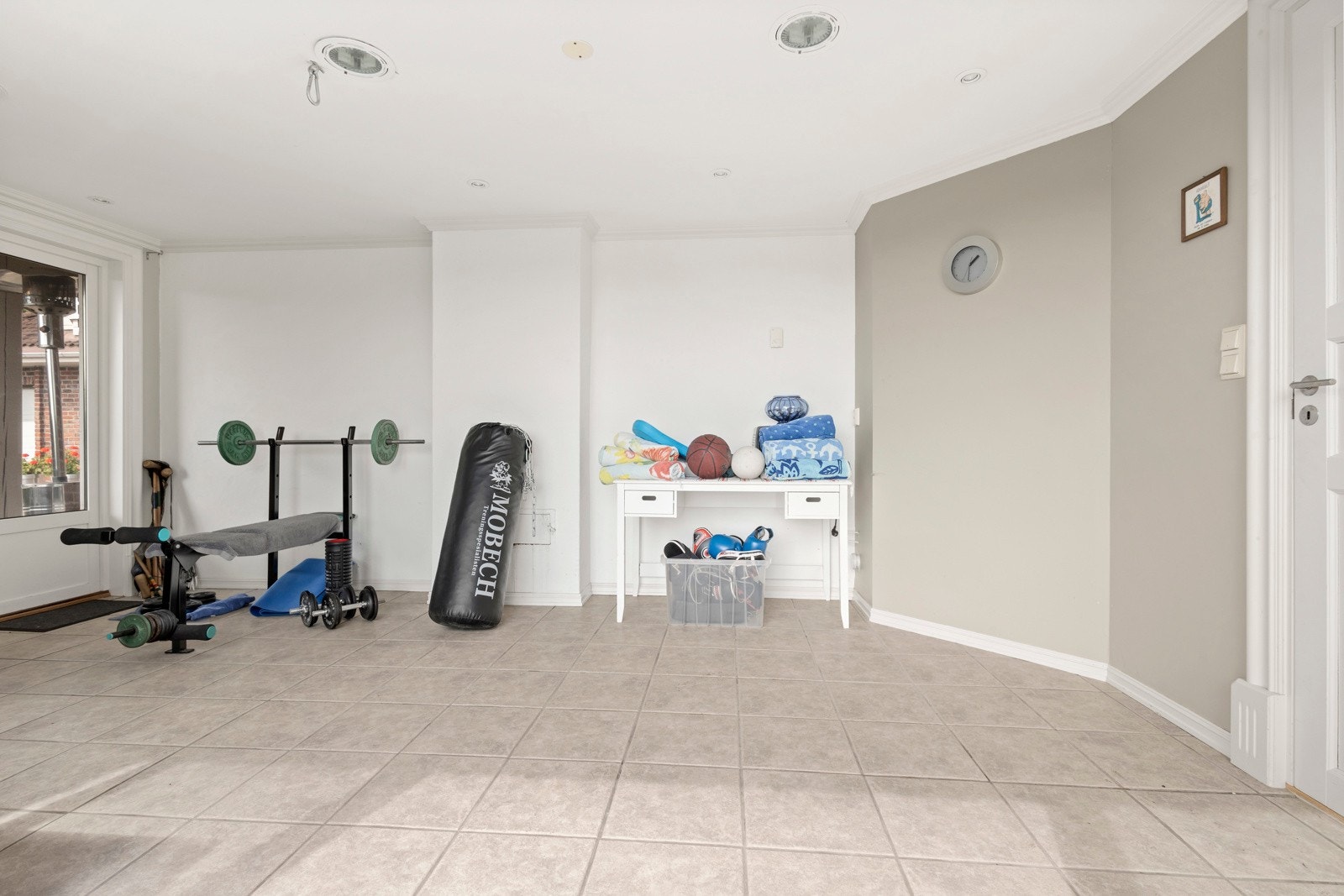 Utvendig adkomst til treningsrom med tilgang til bad og badstue. Galleribilde