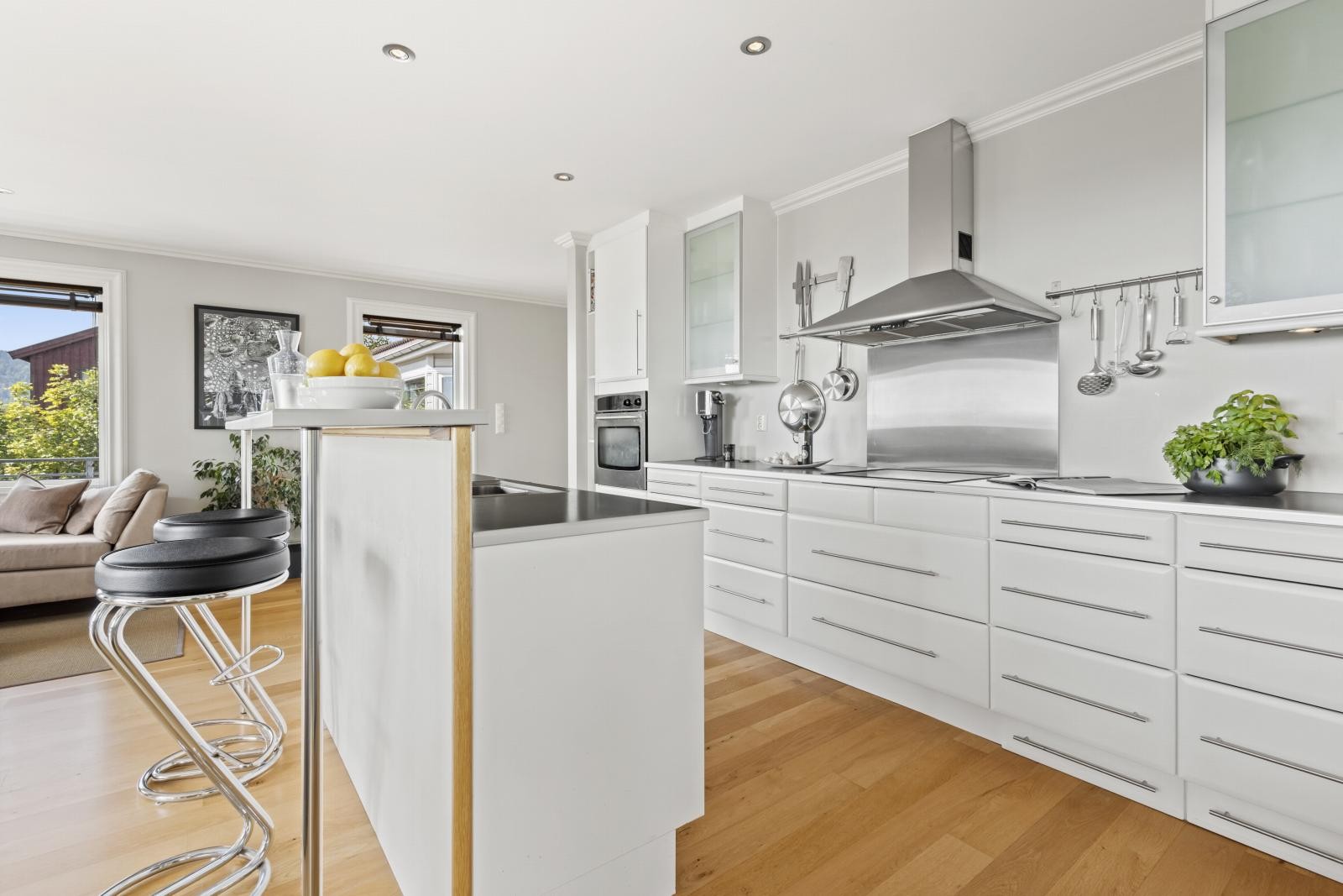 Integrerte hvitevarer som oppvaskmaskin og komfyr/platetopp, samt frittstående side-by-side kjøl/fryseskap med isbitmaskin. Galleribilde