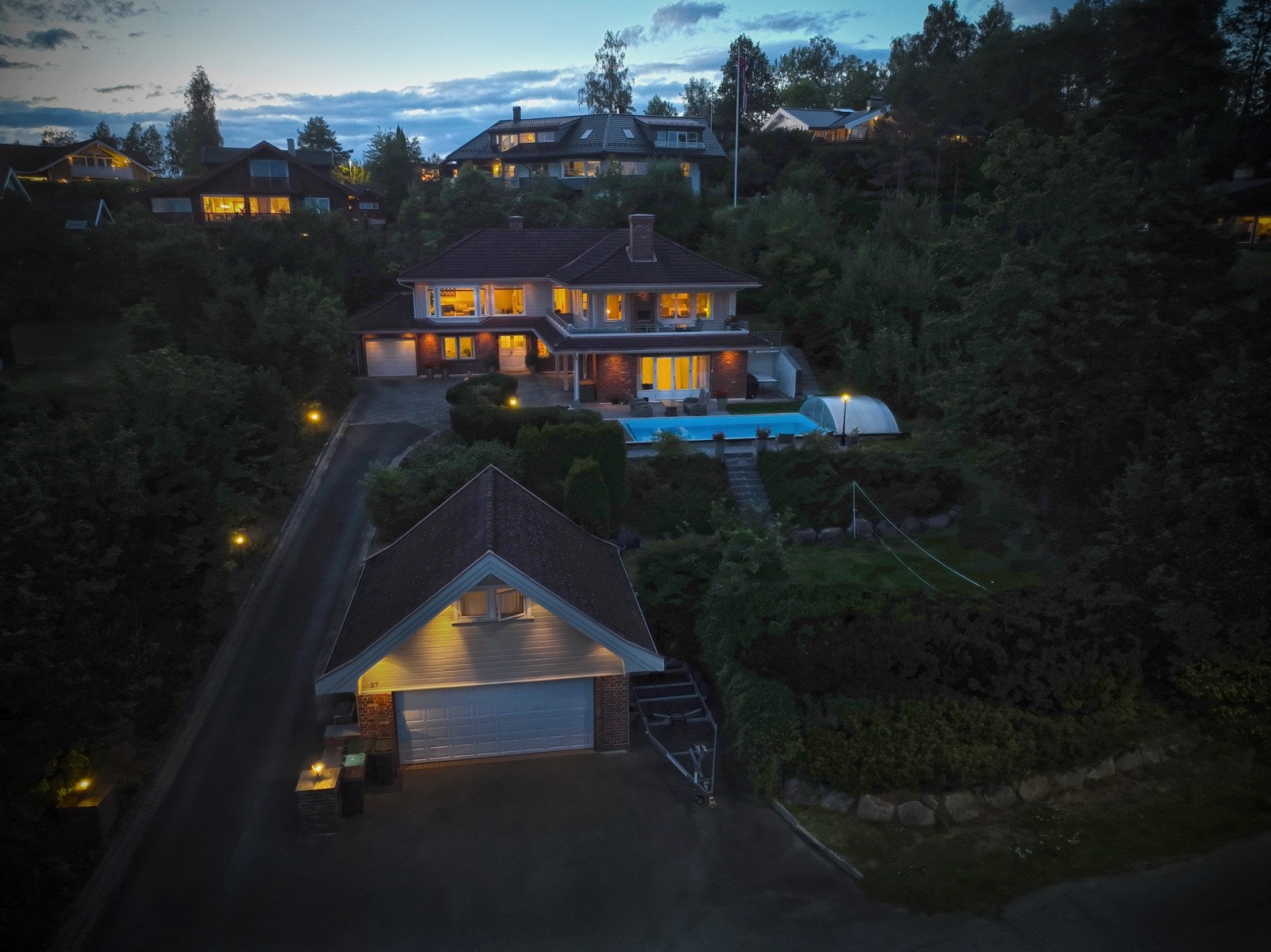 Flott, stor og innholdsrik enebolig med separat leilighet, basseng, to garasjer og fantastisk utsikt. Galleribilde