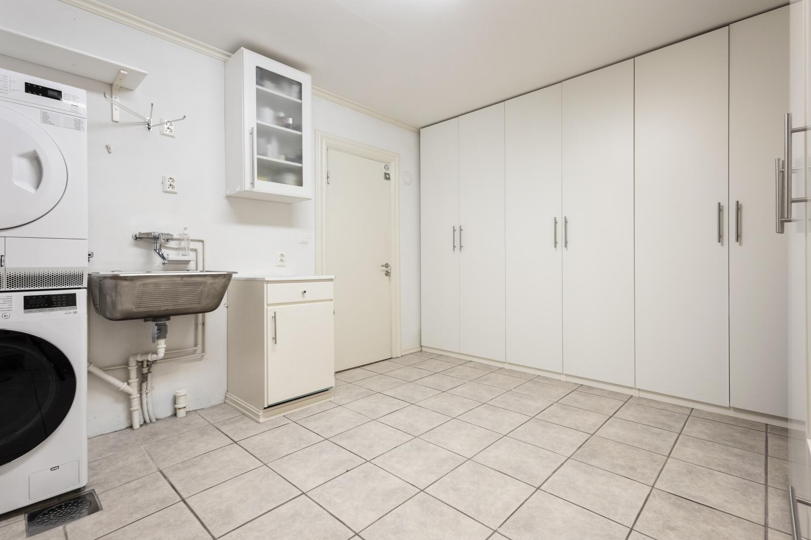 Praktisk separat vaskerom med skittentøyssjakt fra badet i første etasje, god oppbevaringsplass og god plass til tørking av tøy. Tilgang til bod/vinkjeller fra vaskerommet. Galleribilde