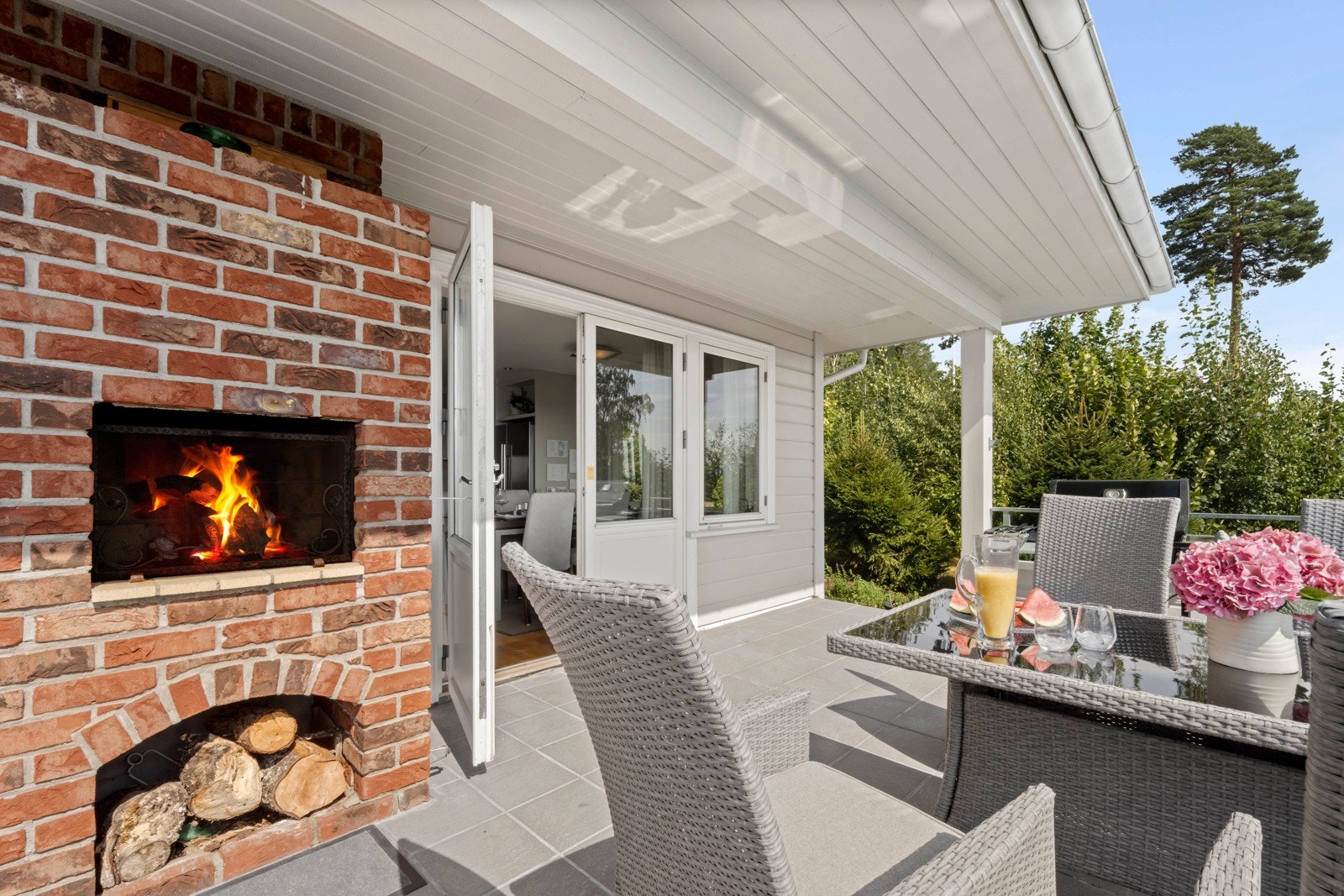 Hyggelig og stemningsfull utepeis. Galleribilde