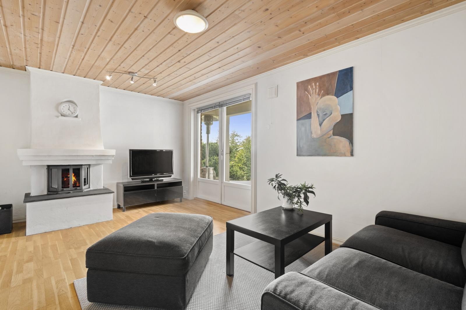 Lys og hyggelig leilighet med egen inngang, kjøkken, stue, bad og to soverom. Galleribilde