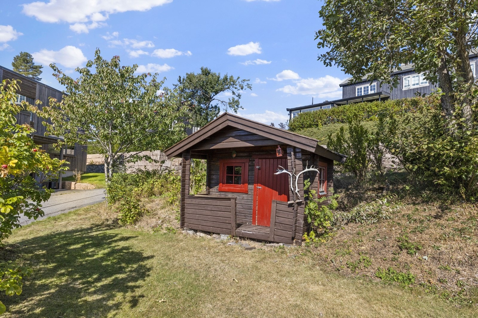 Svært barnevennlig eiendom med masse boltreplass, liten dukkestue i vestenden av tomten. Galleribilde