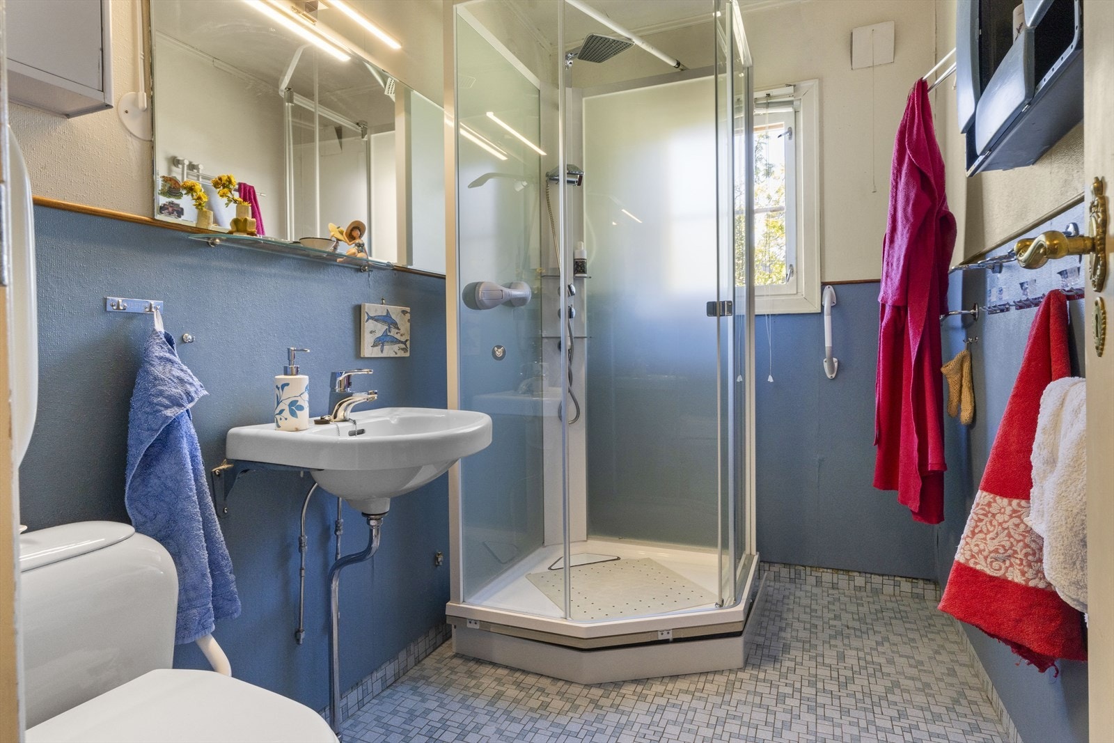 Badet har konstruksjon fra byggeåret. Dusjkabinettet er av nyere dato. Galleribilde