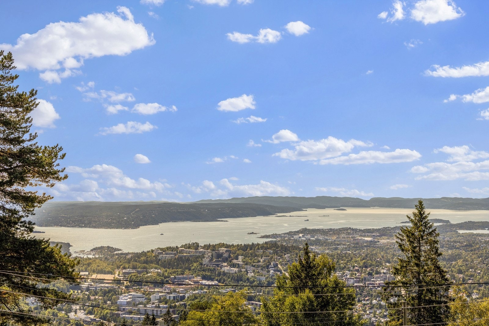 Utsikten strekker seg fra Nordstrand, Holmenkollhoppet, Nesodden, Oslofjorden og til Bærumsmarka. Galleribilde