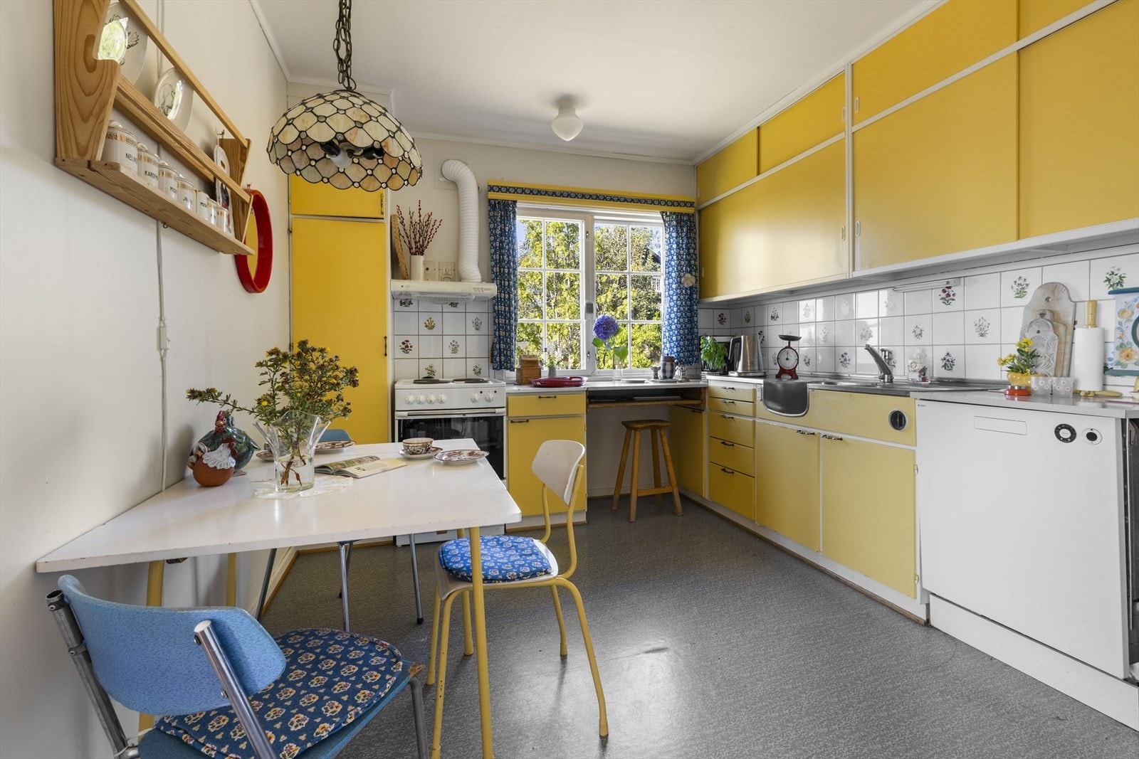 Original kjøkkeninnredning fra byggeåret med glatte- og skyvbare fronter. Kjøkkenventilator har avtrekk gjennom yttervegg. Galleribilde