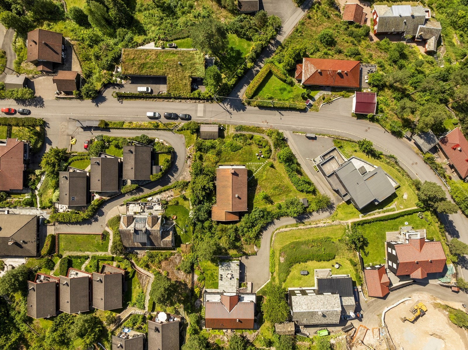 Det er fremdeles et landlig preg i Orreveien selv om tidene har endret seg. I 1930 årene var det så lite trafikk at badmington-nettet stod utspent hele dagen. Galleribilde