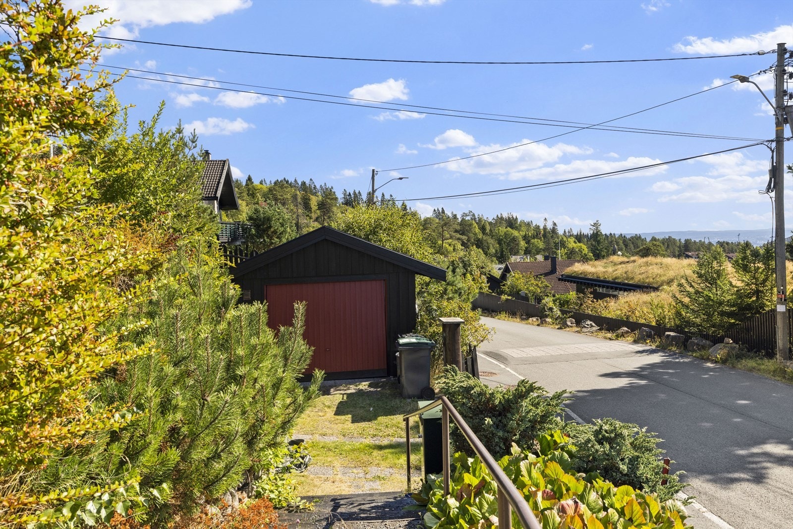 Garasjen er plassert nede ved veien og det er adkomst via sti opp til huset. Garasjen er ikke i bruk. Galleribilde