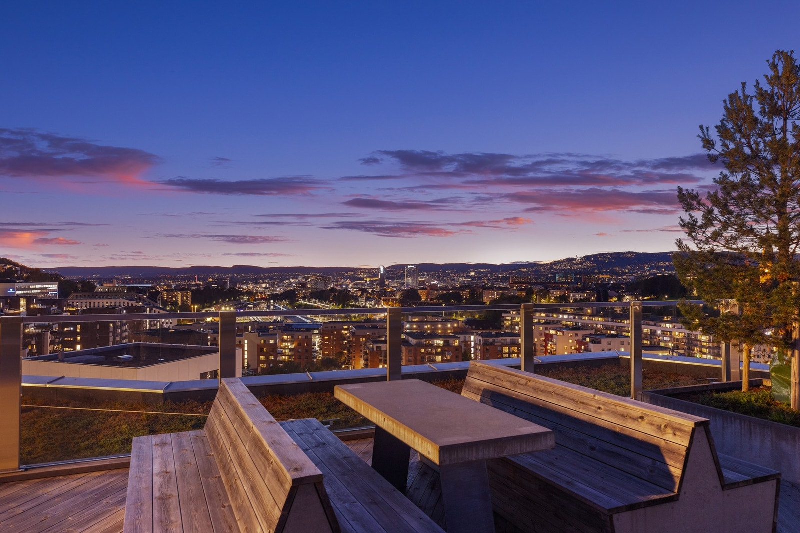 Sittegrupper i solnedgang Galleribilde