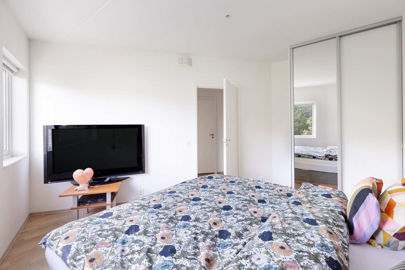 Skyvedørsgarderobe med speilfront Galleribilde