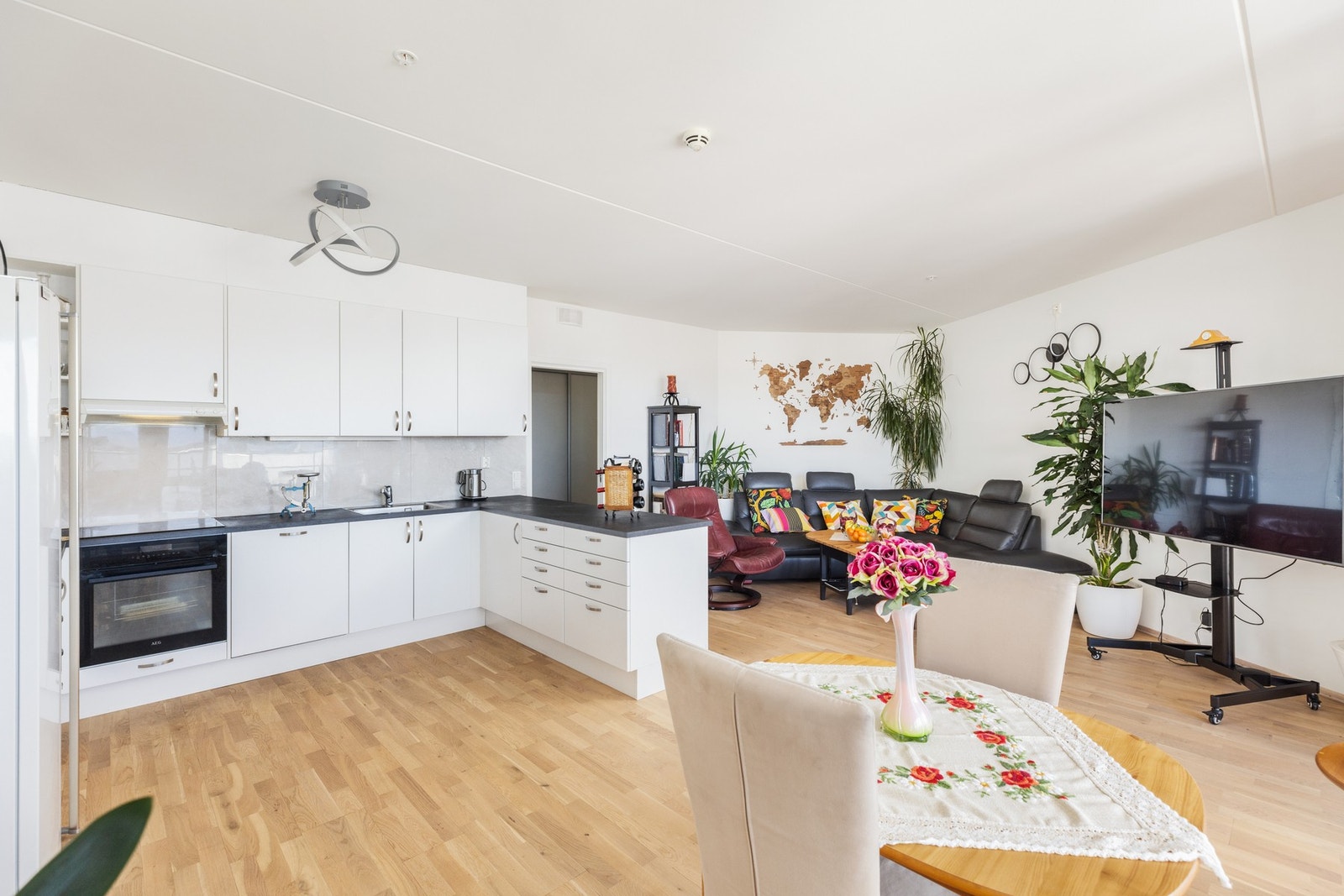 Stue med kjøkkendel Galleribilde