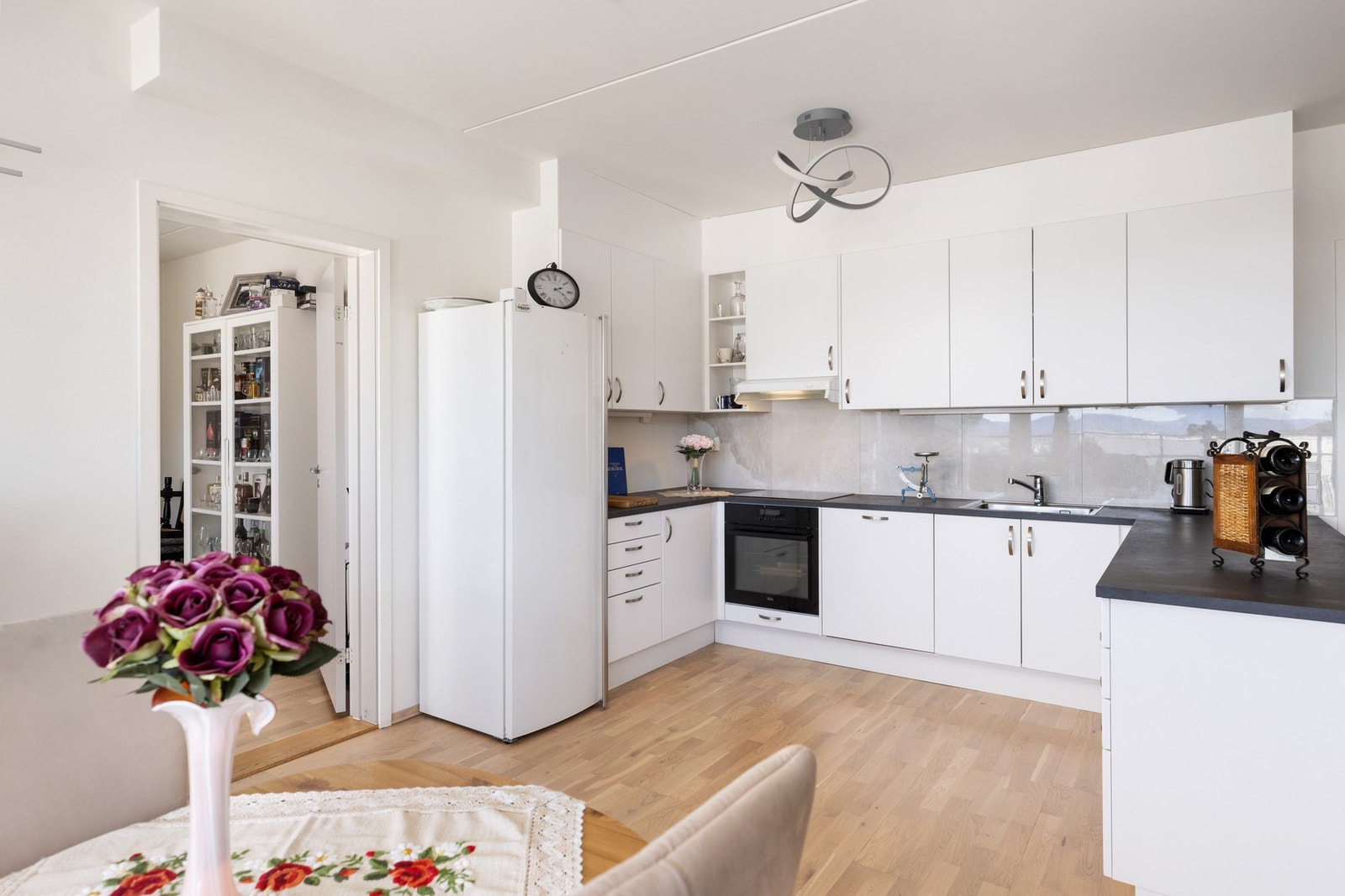 Rikelig med lagring og benke-plass Galleribilde