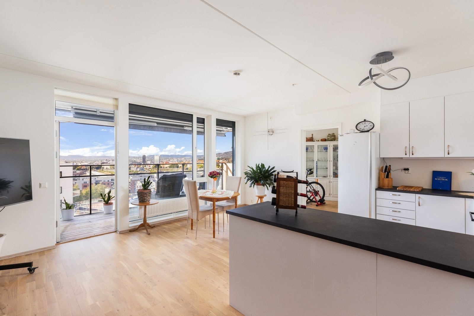 Vinduer fra gulv til himling gir mye naturlig lys Galleribilde