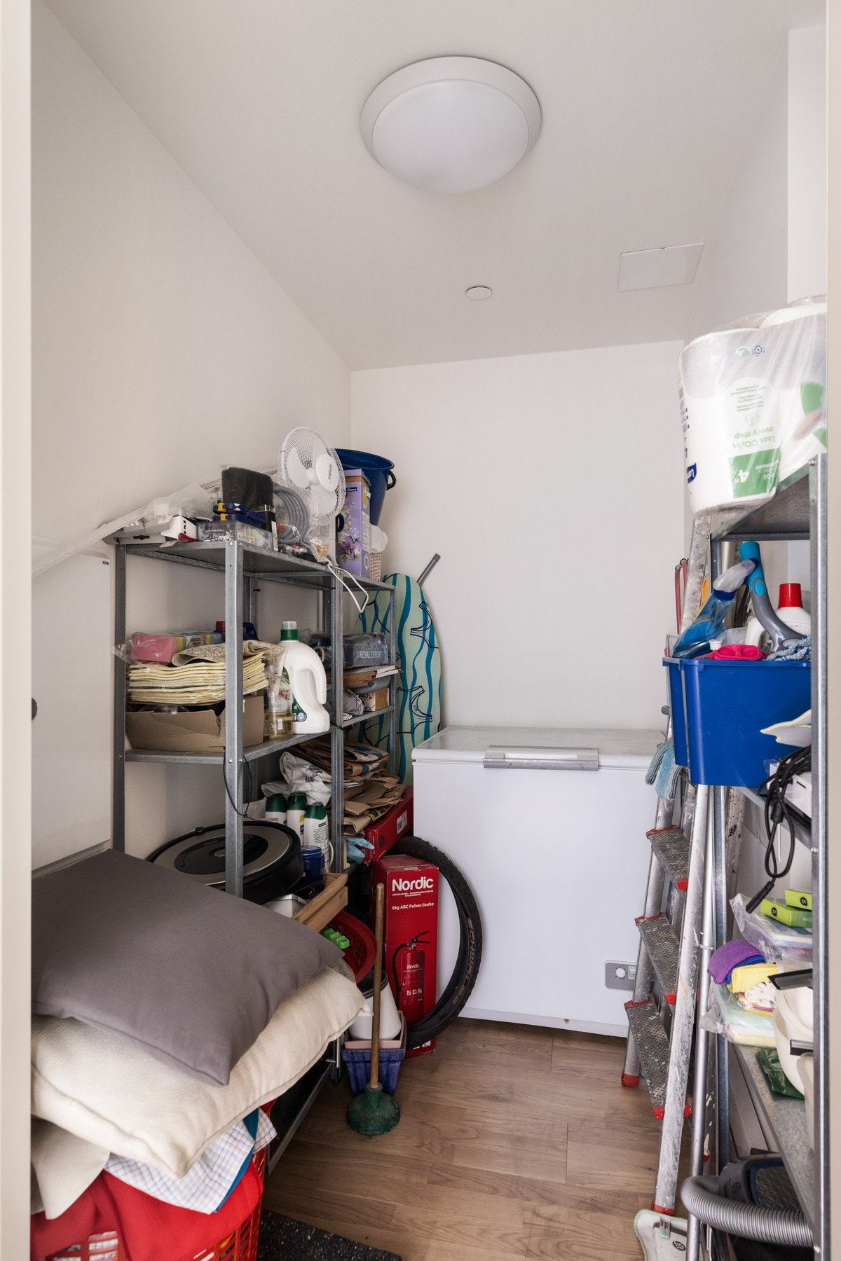 Innvendig bod ved badet Galleribilde